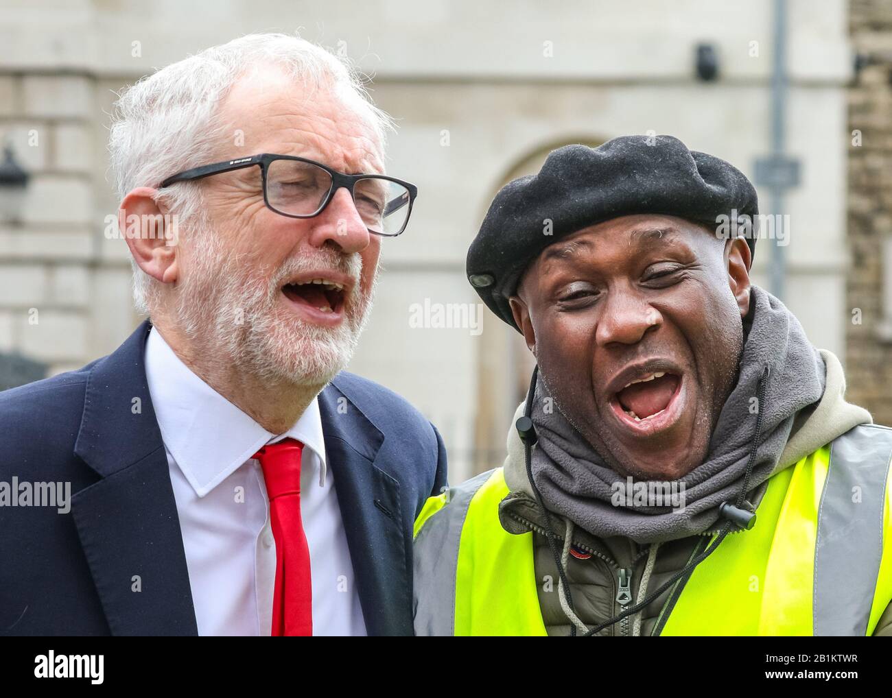 Westminster, Londres, Royaume-Uni. 26 février 2020. Jeremy Corbyn partage une blague avec Gary Sinclair, MBE, un représentant de pièces. Jeremy Corbyn, chef du travail, ainsi que John Mc Donnell, Dawn Butler, et Ian Lavery, président du travail, et d'autres, s'expriment lors d'une manifestation organisée par le PCS (Syndicat des services publics et commerciaux) pour soutenir les travailleurs interservices en grève. Les travailleurs de la gestion des installations externalisés du Foreign and Commonwealth Office (FCO) de Londres ont commencé leur période de grève en novembre, parce qu'Interserve n'est pas prêt à reconnaître les SCP. Crédit: Imagetraceur/Alay Live News Banque D'Images