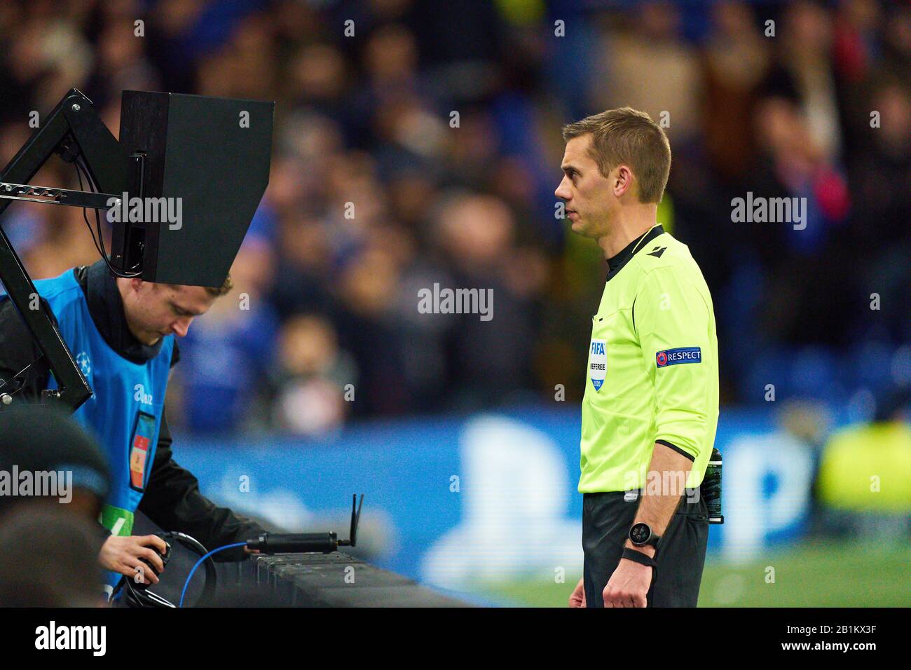 Champions League, Chelsea-Munich, Londres, 25 Février 2020. Arbitre Clement TURPIN, FRA avec sifflet, gestes, spectacles, montre, action individuelle, FC CHELSEA - FC BAYERN MUNICH 0-3 Ligue des champions de football de l'UEFA , Londres, 25 février 2020, saison 2019/2020, tour des seize derniers, FCB, Bavière, München © Peter Schatz / Alay Live News Banque D'Images