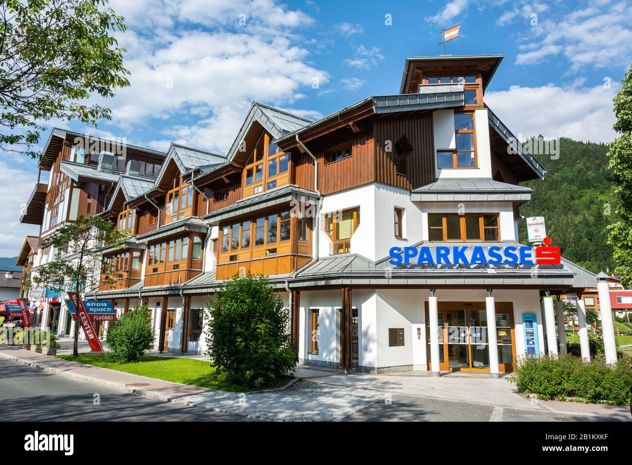 Flachau, Autriche – 8 Juillet 2016. Mixte bâtiment commercial et résidentiel, logement Sparkasse à Flachau. Banque D'Images