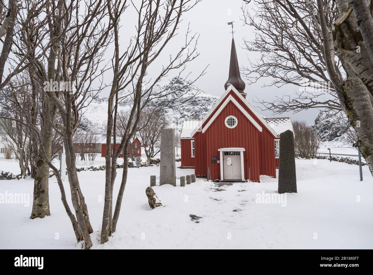 Une image hivernale de l'église de Flakstad peinte en rouge entourée de neige dans la campagne des îles Lofoten dans le comté de Nordland en Norvège l Banque D'Images