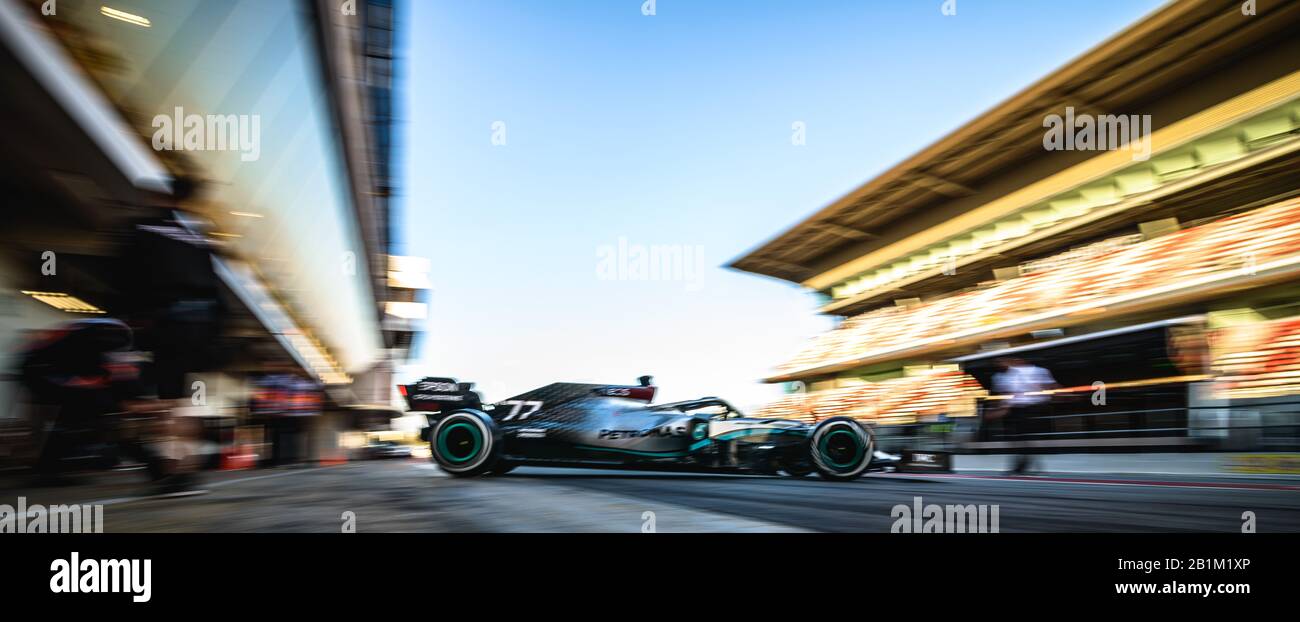 Barcelone, Espagne. 26 février 2020. Valtteri BOTTAS (fin) de l'équipe Mercedes quitte le garage de l'équipe au quatrième jour de la Formule Un test d'hiver au circuit de Catalunya crédit: Matthias Oesterle/Alay Live News Banque D'Images