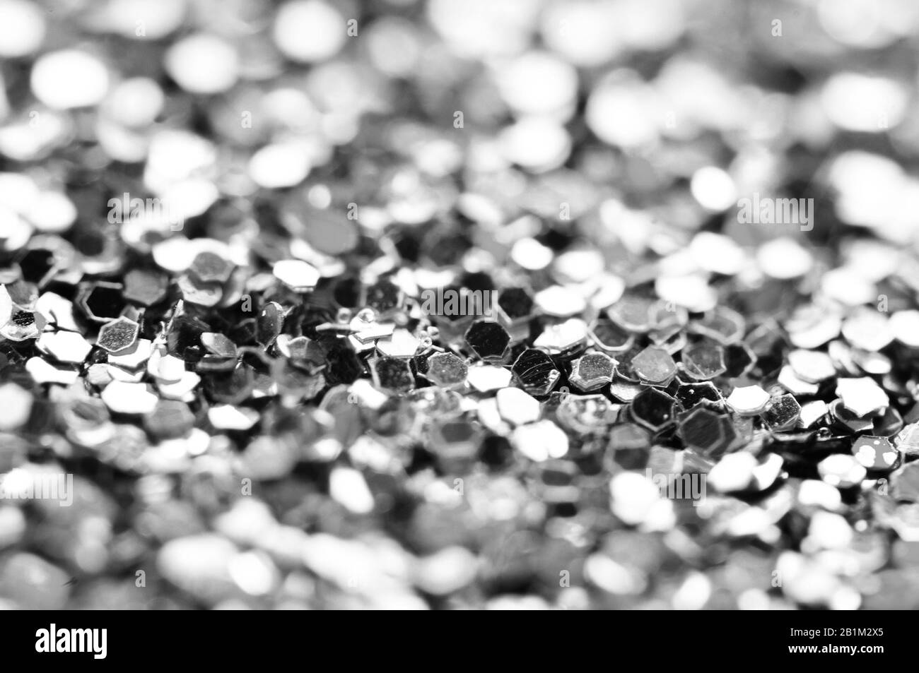 Fond noir et blanc de confetti, foyer au centre, bokeh aux bords Banque D'Images