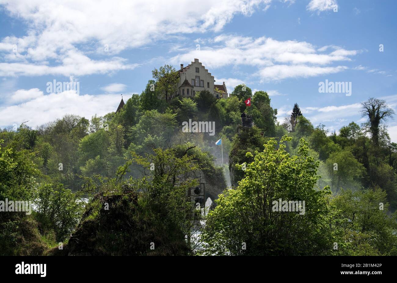 DAS Schloss liegt am linken Ufer des Rheins auf einem steilen Felsen über dem Rheinfall und bietet einen Ausblick über den Rhein und den Wasserfall. Banque D'Images