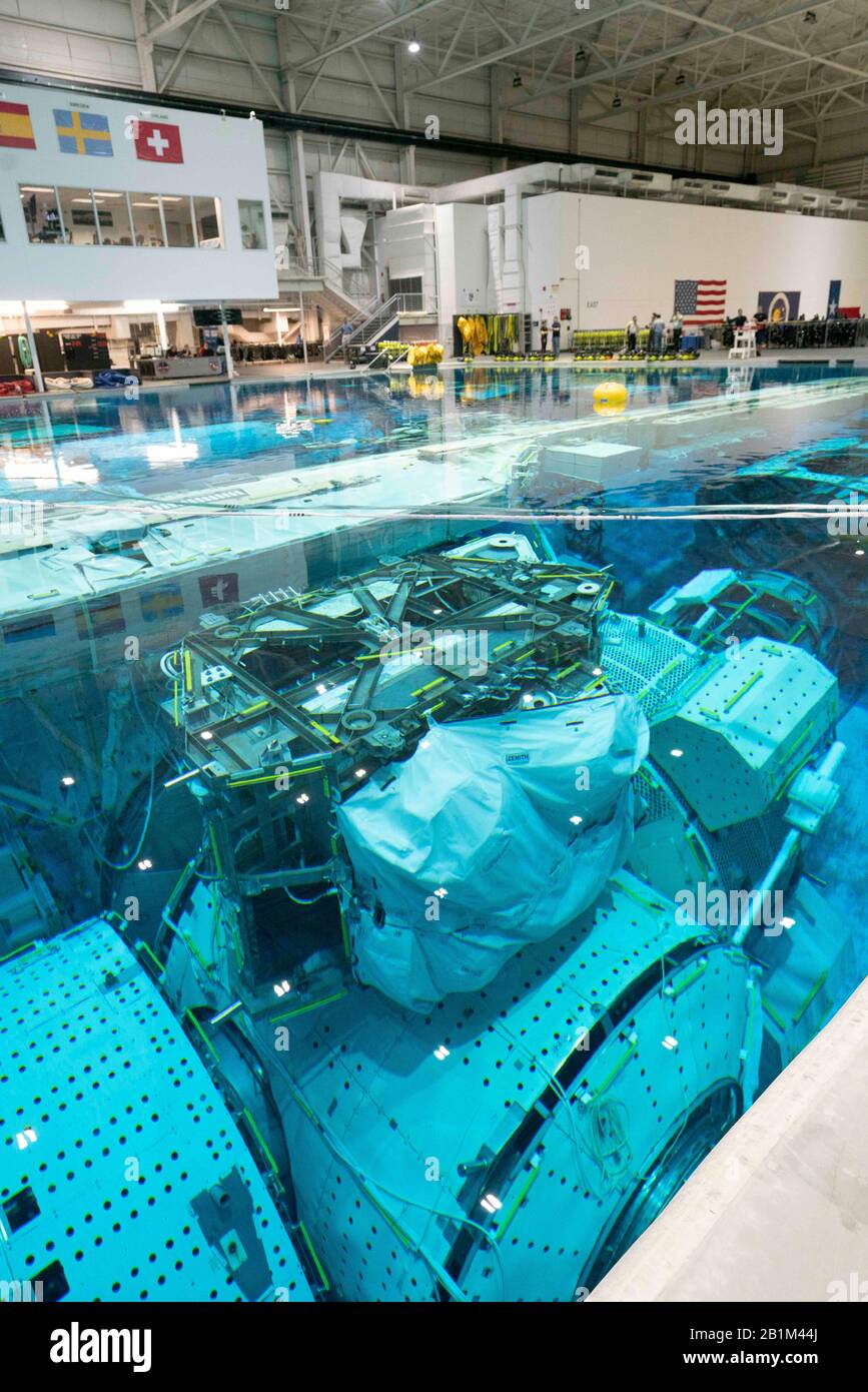 Maquette pleine grandeur de la Station spatiale internationale (ISS) sous l'eau du Laboratoire de Flottabilité neutre (NBL) de la NASA, d'une capacité de 6,2 millions de gallons, à Houston. Banque D'Images