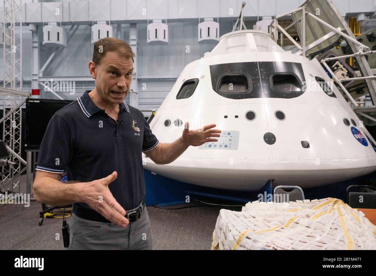 L'astronaute de la NASA Stan Love explique le fonctionnement du véhicule spatial Orion de la prochaine génération aux journalistes invités alors que la NASA se prépare à lancer Orion sans pilote sur la lune à l'été 2020. Banque D'Images