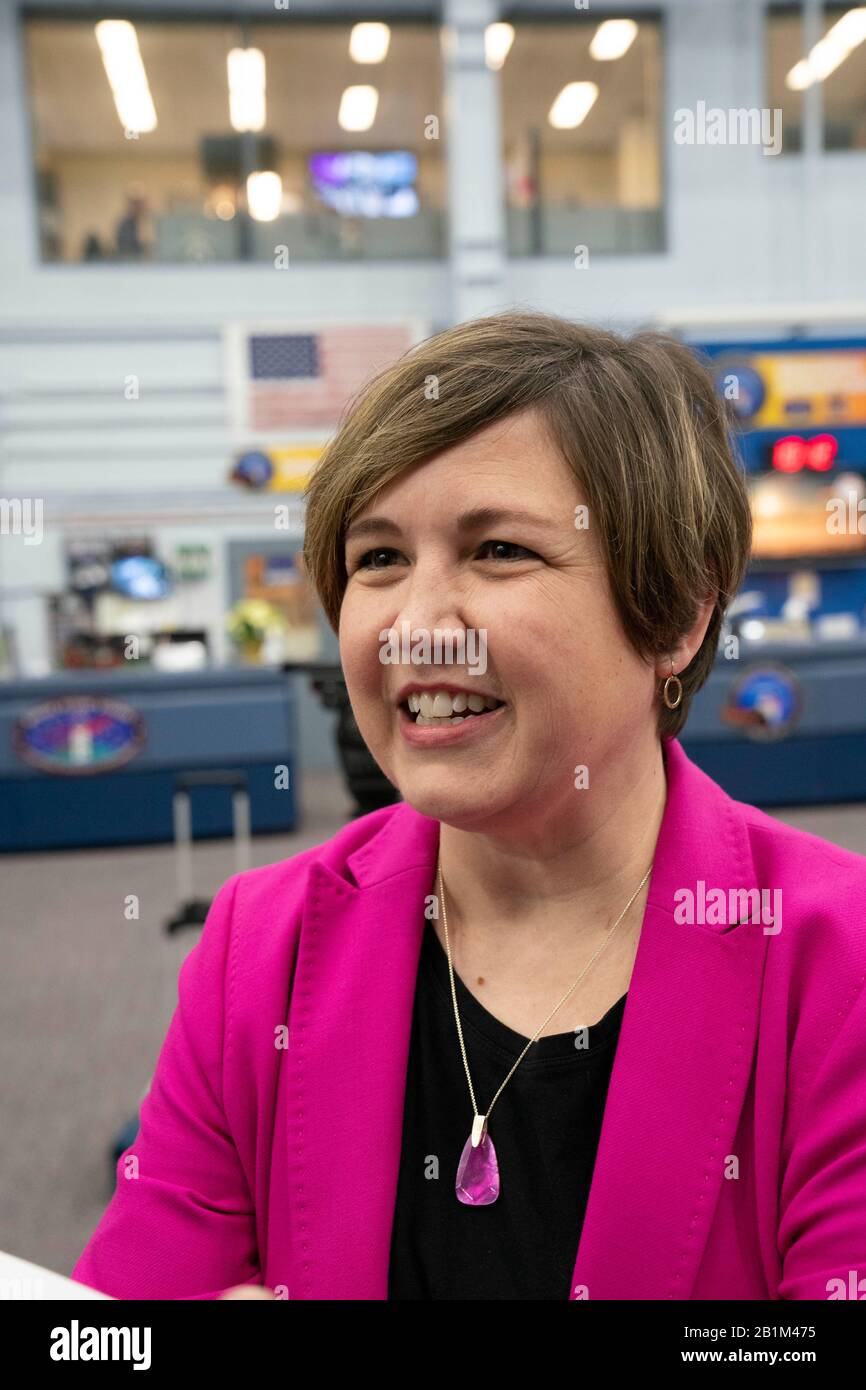 Ann Roemer, chef de la sélection des astronautes à la National Aeronautic and Space Administration (NASA), parle avec un journaliste lors d'une tournée médiatique du Johnson Space Center à Houston, Texas. Banque D'Images Ann Roemer, chef de la sélection des astronautes à la National Aeronautic and Space Administration (NASA), parle avec un journaliste lors d'une tournée médiatique du Johnson Space Center à Houston, Texas. Banque D'Images