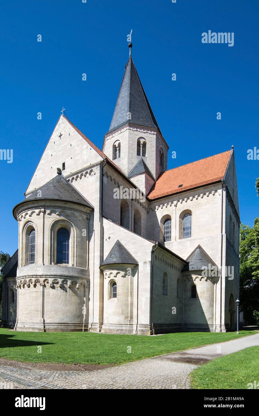Der Kaiserdom in Königslutter am Elm wurde 1135 von Kaiser Lothar III. Als Benediktiner-Abteikirche und Grablege für sich und seine Familie gestiftet. Banque D'Images