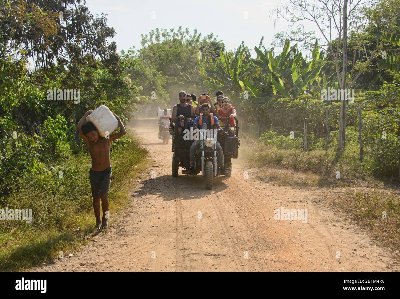 Transport en moto le long de routes poussiéreuses sur le Rio Magdalena, Santa Cruz de Mompox, Bolivar, Colombie Banque D'Images