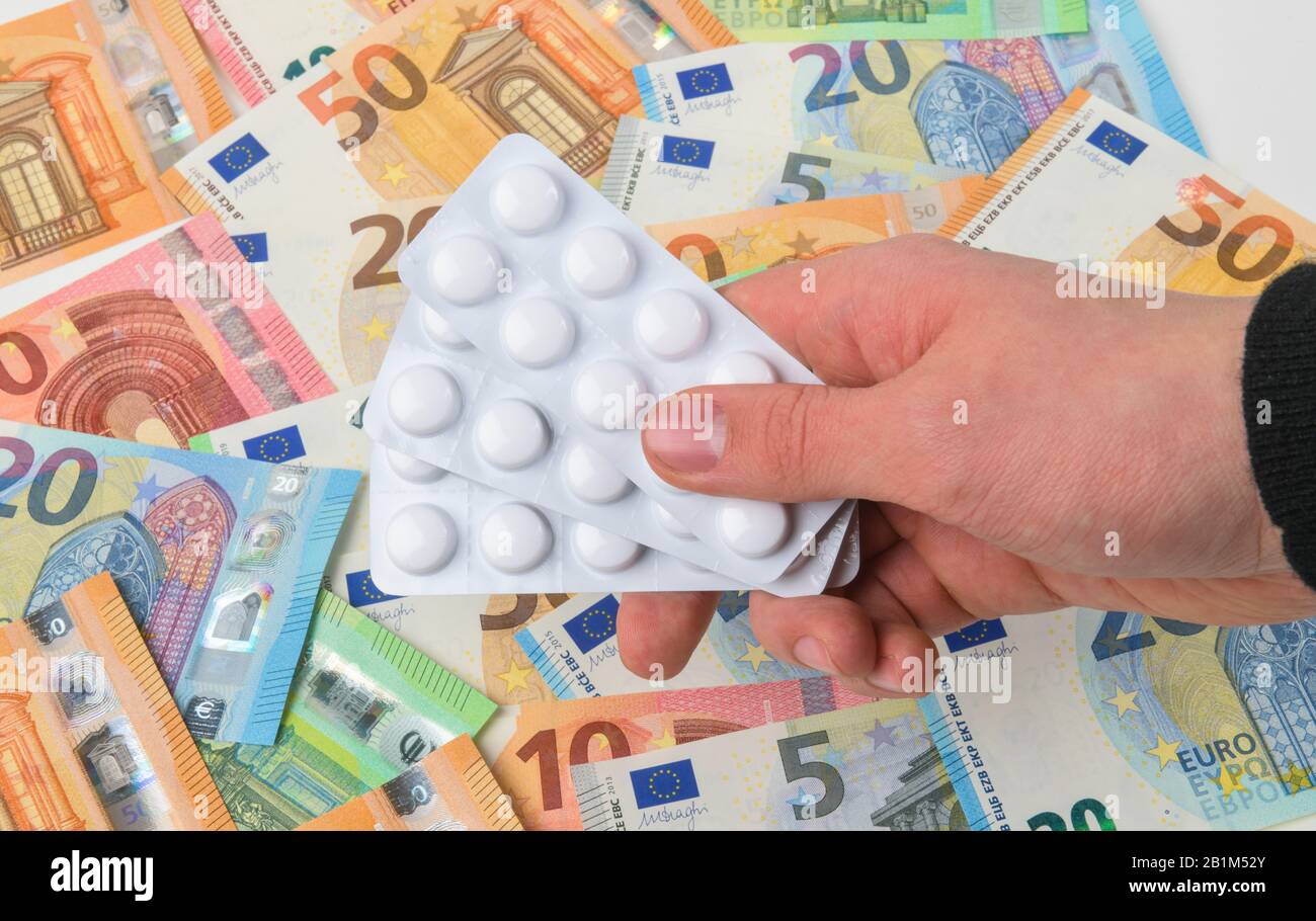 Medikamente, Arznei, Pillen, Euroscheine, Symbolfoto Medizinprise, Studioaufnahme Banque D'Images
