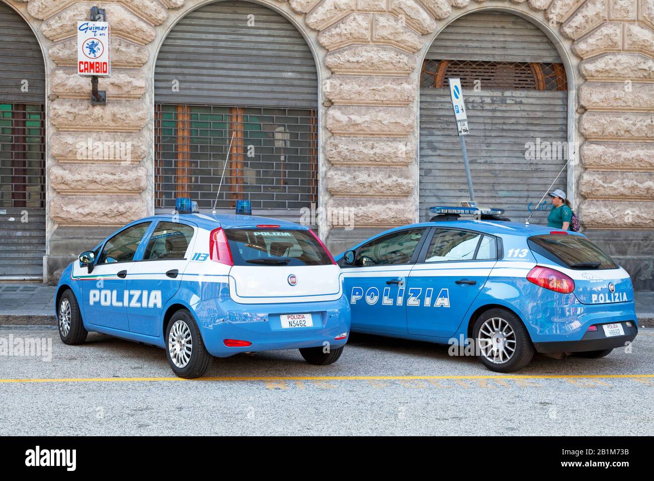 Gênes, Italie - 30 mars 2019: Voitures de police de l'Escadra Volante de la 'Polizia', garée dans une rue de la vieille ville. Banque D'Images