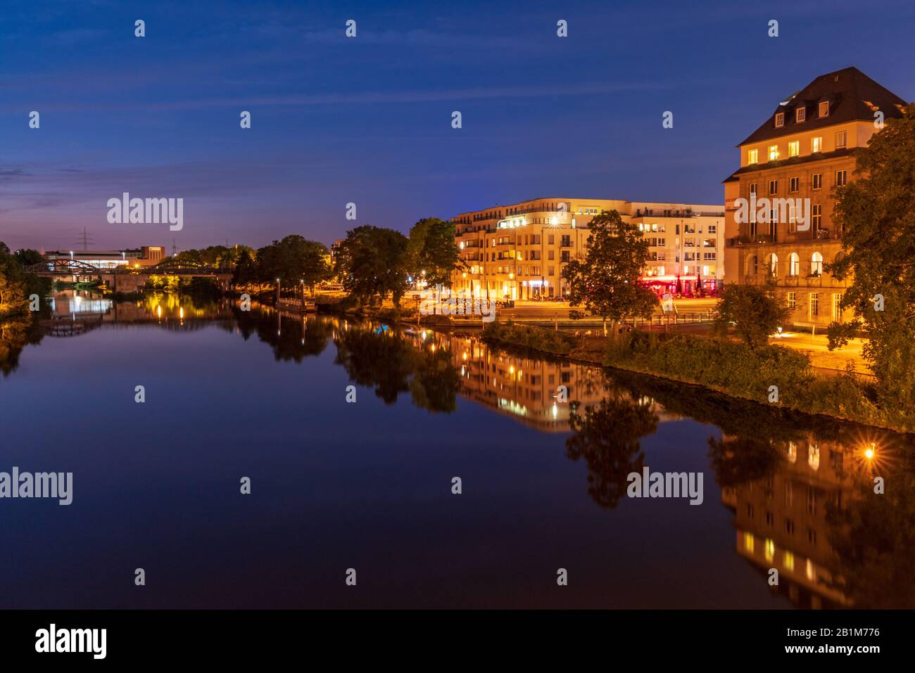 Muelheim an der Ruhr, Rhénanie-du-Nord-Westfalia, Allemagne - 26 juillet 2018 : vue sur la Ruhr la nuit dans la ville et la promenade de la Ruhrpromenade Banque D'Images