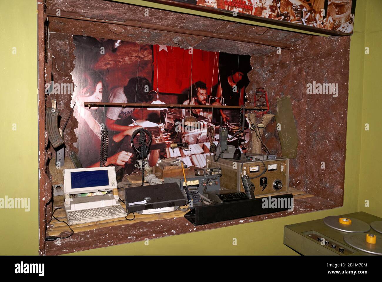 Reconstruction de la station de radio souterraine de la radio Venceremos FMLN au Museo de la Palabra y la Imagen ou au Musée de la parole et de l'image à San Salvador, Banque D'Images