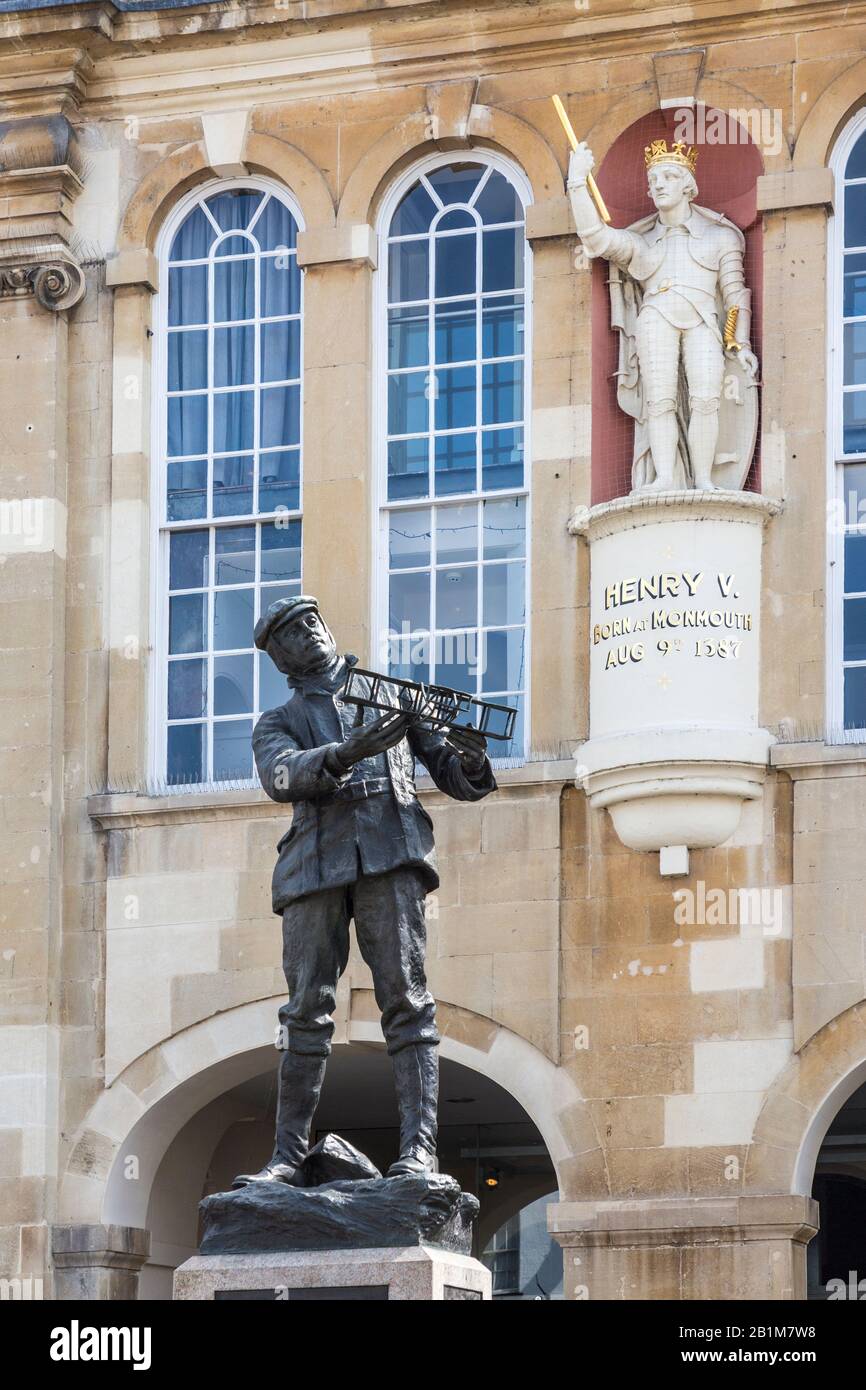 Statues de Charles Rolls et du roi Henry V à l'extérieur du Shire Hall, Monmouth, Pays de Galles, Royaume-Uni Banque D'Images