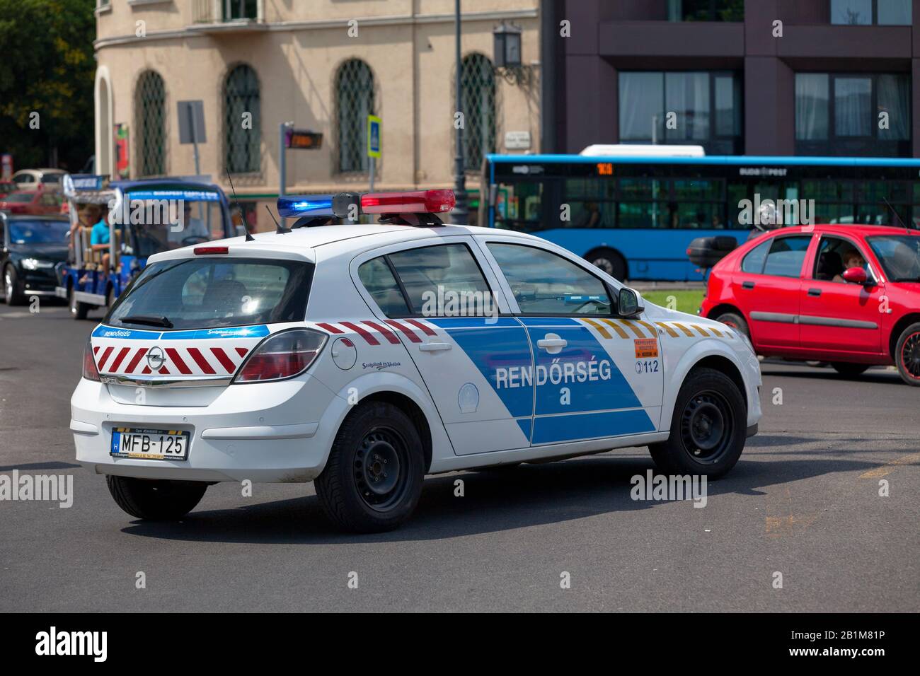 Budapest, Hongrie - 21 juin 2018 : voiture de police patrouiller la rue près de Castle Hill. Banque D'Images