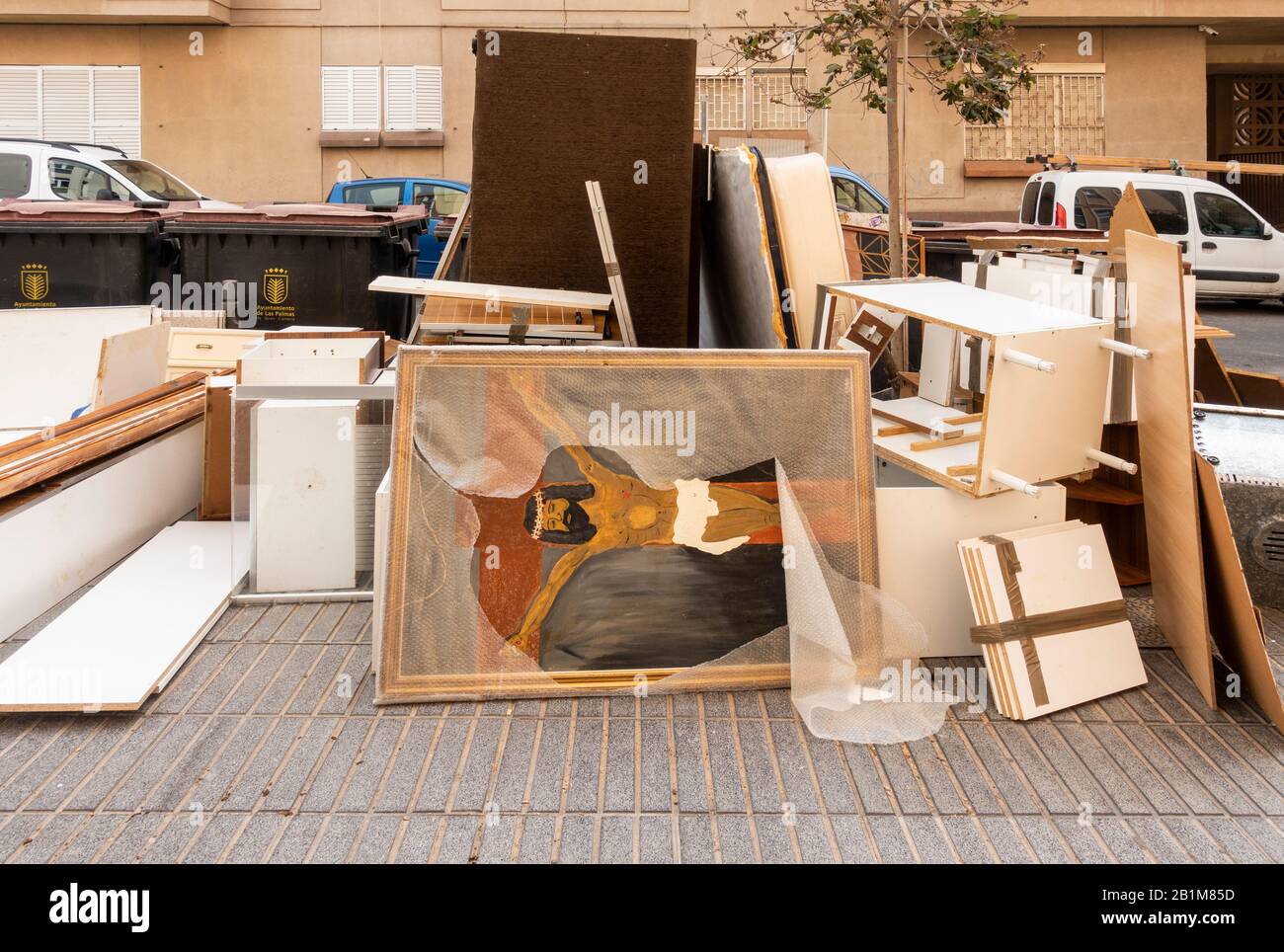Peinture de Jésus-Christ sur la croix écartée avec les ordures ménagères dans la rue en Espagne Banque D'Images