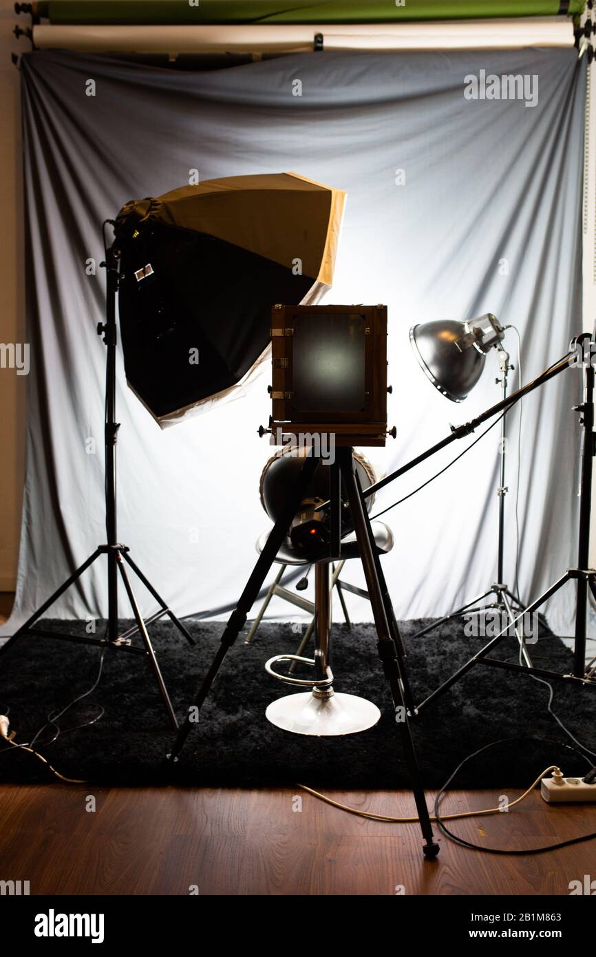 Éclairage installé dans un studio avec un grand vieux appareil photo en  bois Photo Stock - Alamy