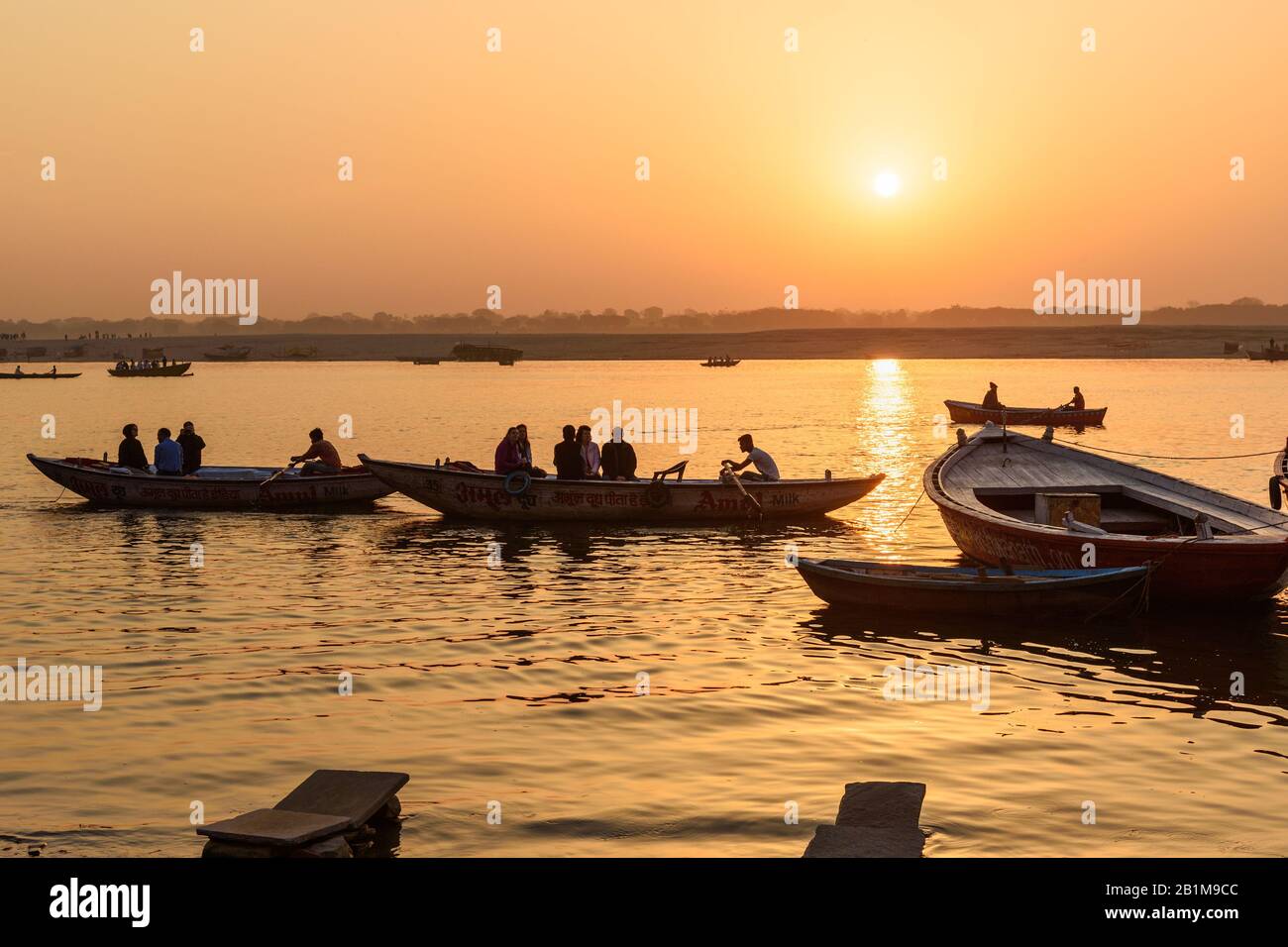 Bateaux avec des gens sur la rivière Ganga au lever du soleil à Varanasi. Inde Banque D'Images