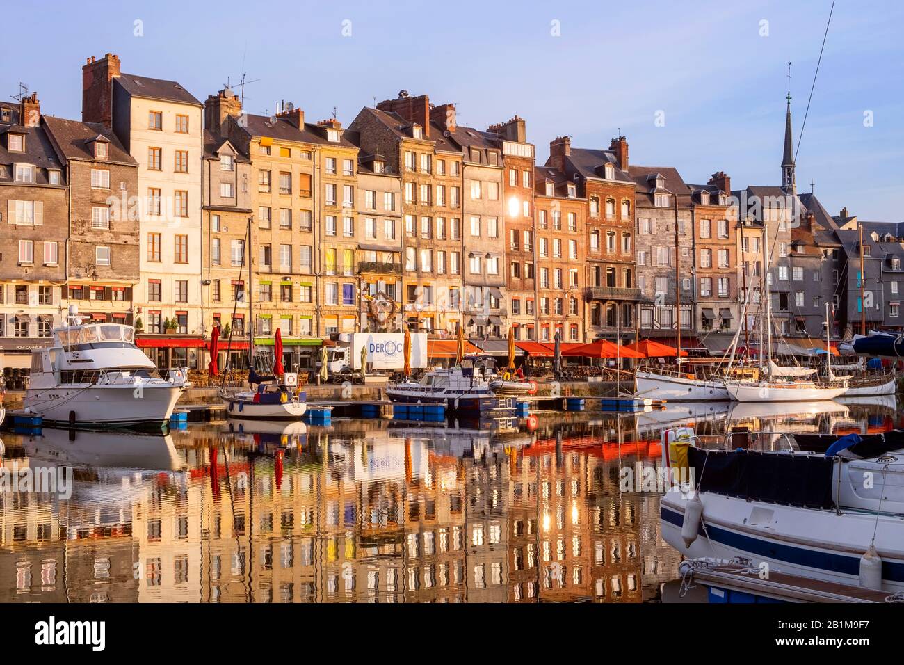 Port de Honfleur / Harbour dans la lumière du matin chaud, Honfleur, Calvados, Normandie, France, Europe Banque D'Images