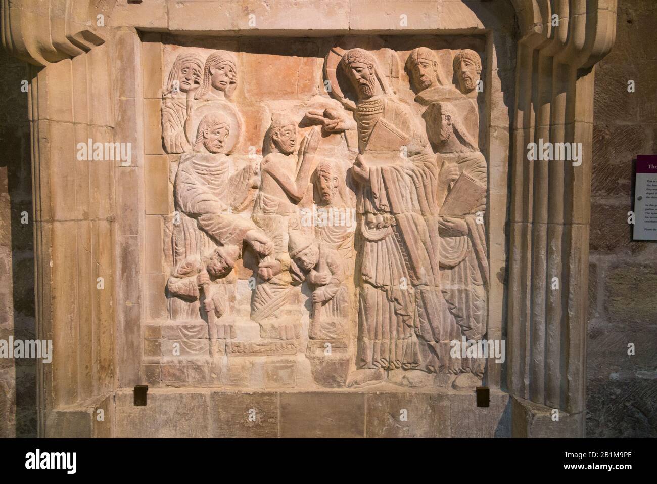 Un soulagement de la cathédrale de Chichester; l'image du Christ arrivant à Bethany et étant accueilli ma Martha & Marie, les soeurs affligeant de Lazarus. ROYAUME-UNI (114) Banque D'Images