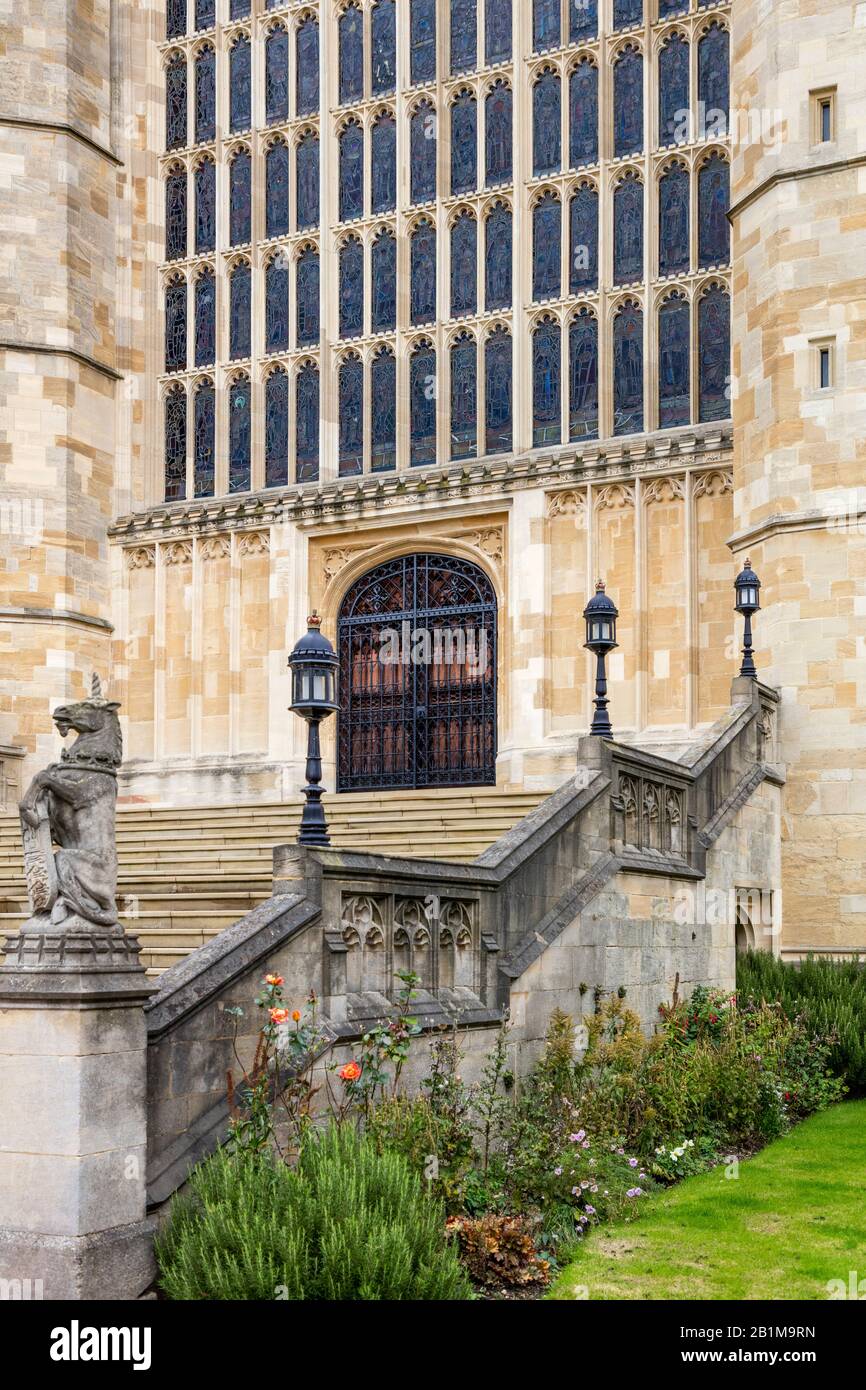 Façade avant et porte de la chapelle Saint George au château de Windsor, Windsor, Angleterre, Royaume-Uni Banque D'Images