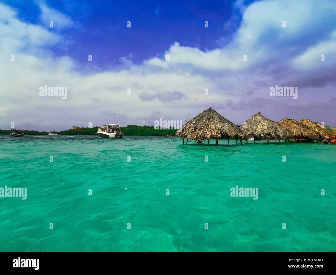 Ocean bar sur la plage de Cholon. Une cabane tropicale est située à l'intérieur de la mer bleu turquoise sur la plage de Baru - Carthagène en Colombie Banque D'Images
