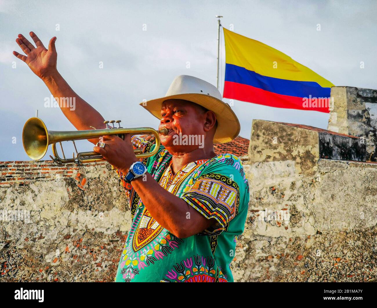 Carthagène, COLOMBIE - 05 NOVEMBRE 2019 : artiste de Trumpet au château Castillo de San Felipe de Barajas à Cartagena de Indias, Colombie. Banque D'Images