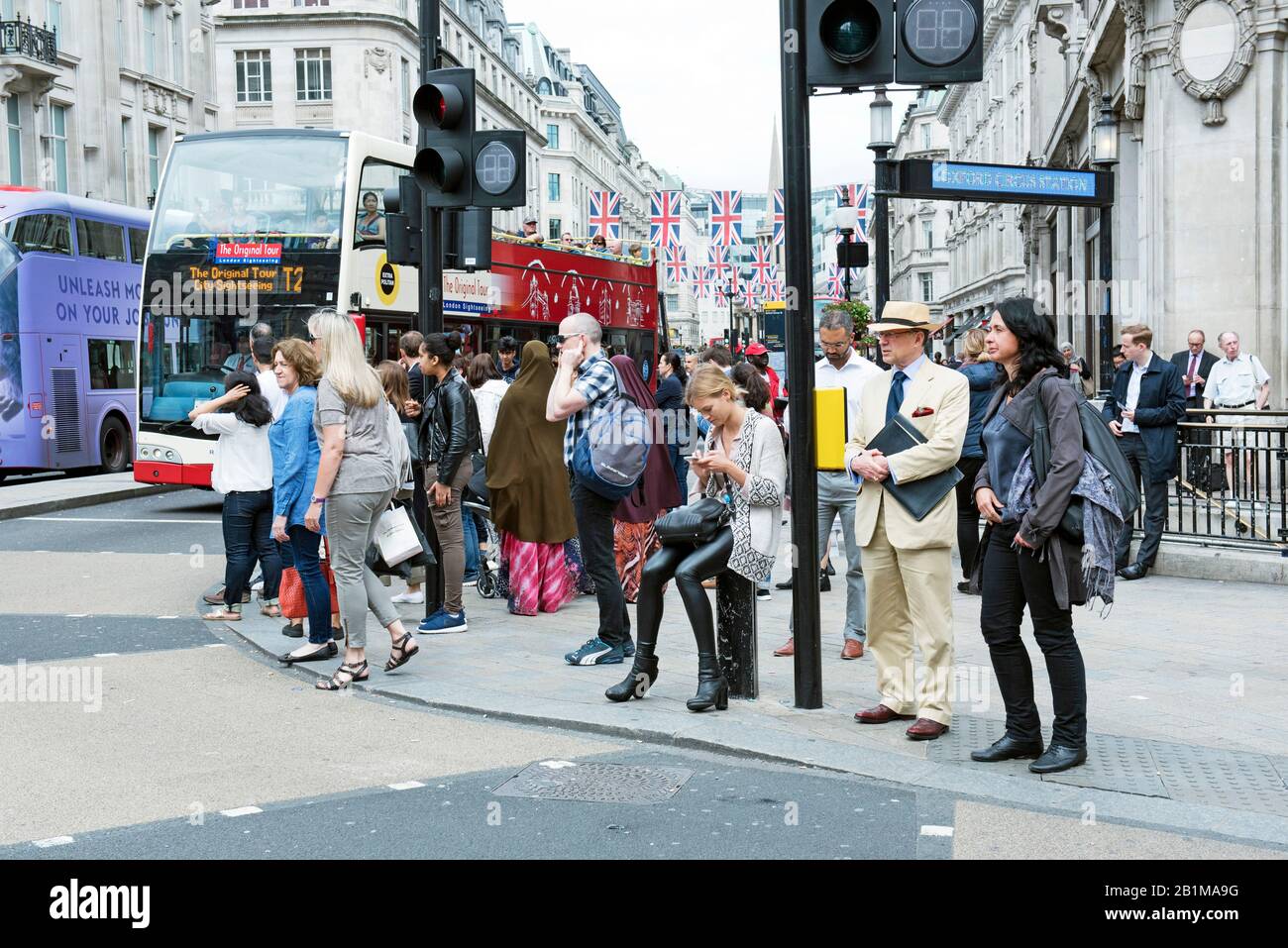 Les gens, les piétons attendant de traverser la route Oxford Circus Londres Angleterre Grande-Bretagne Banque D'Images