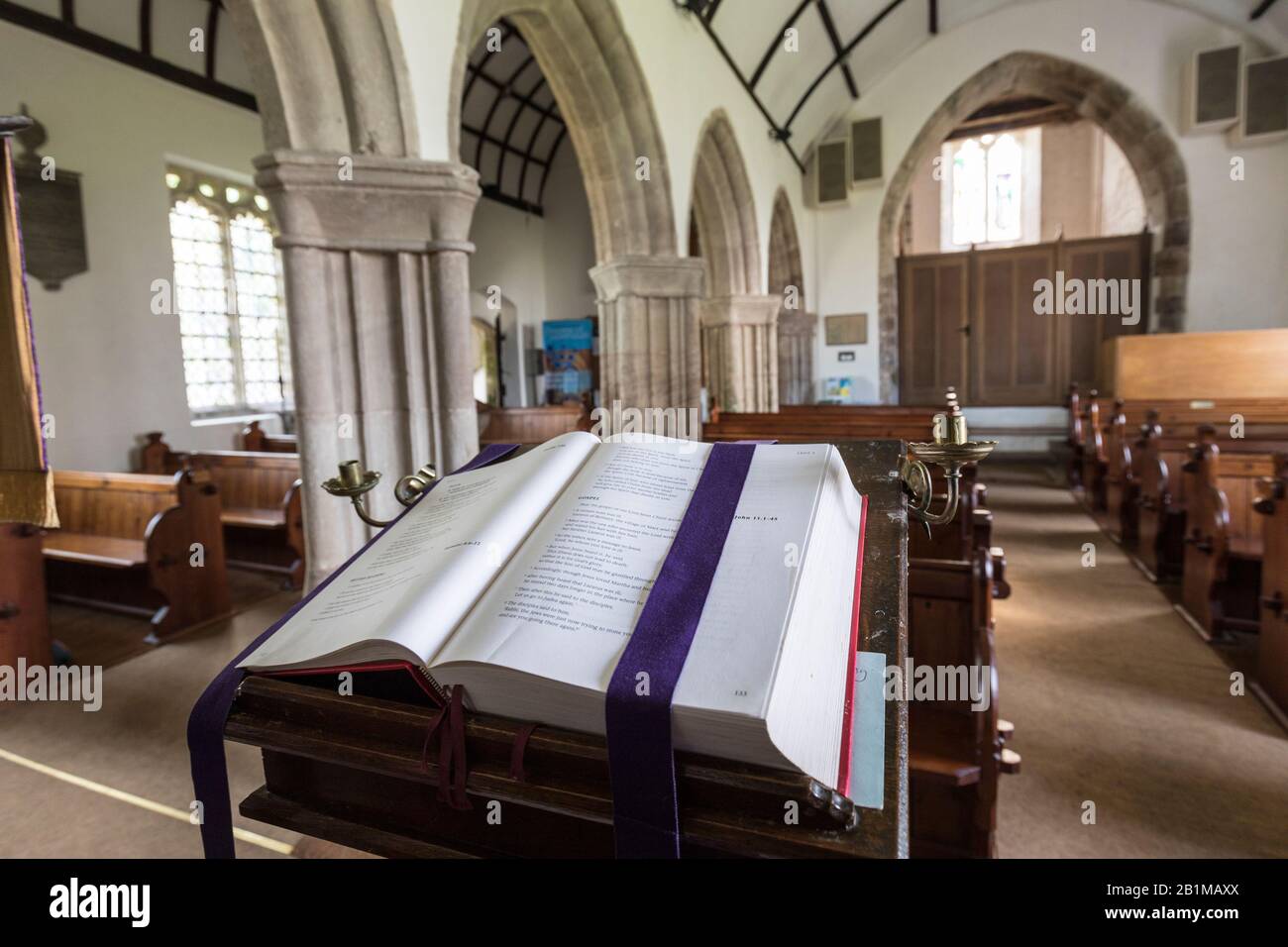 Open Bible on lecturn dans la vieille église non dédiée de Penallt, Monmoushire, Pays de Galles, Royaume-Uni Banque D'Images