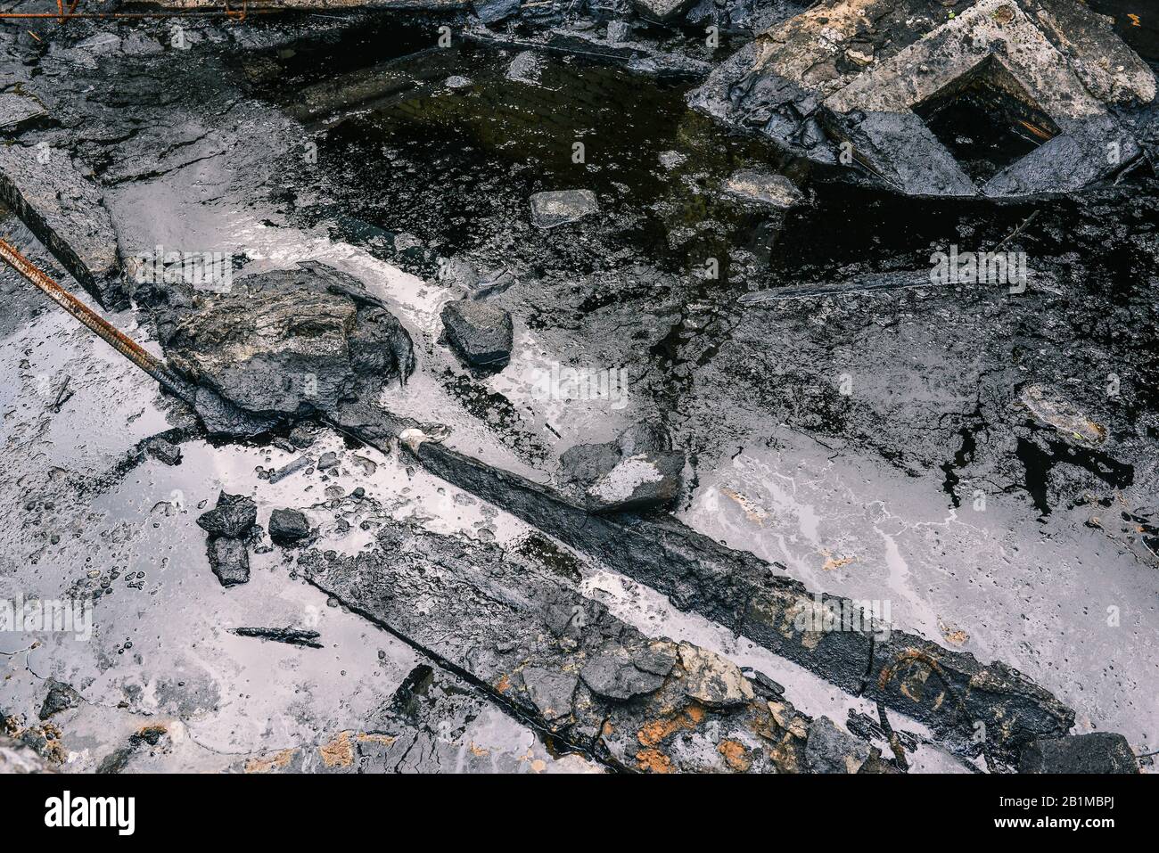 Bâtiment détruit avec de l'huile déversée. Déchets industriels détruisant la planète. Problèmes écologiques. Déchets chimiques dans la nature Banque D'Images