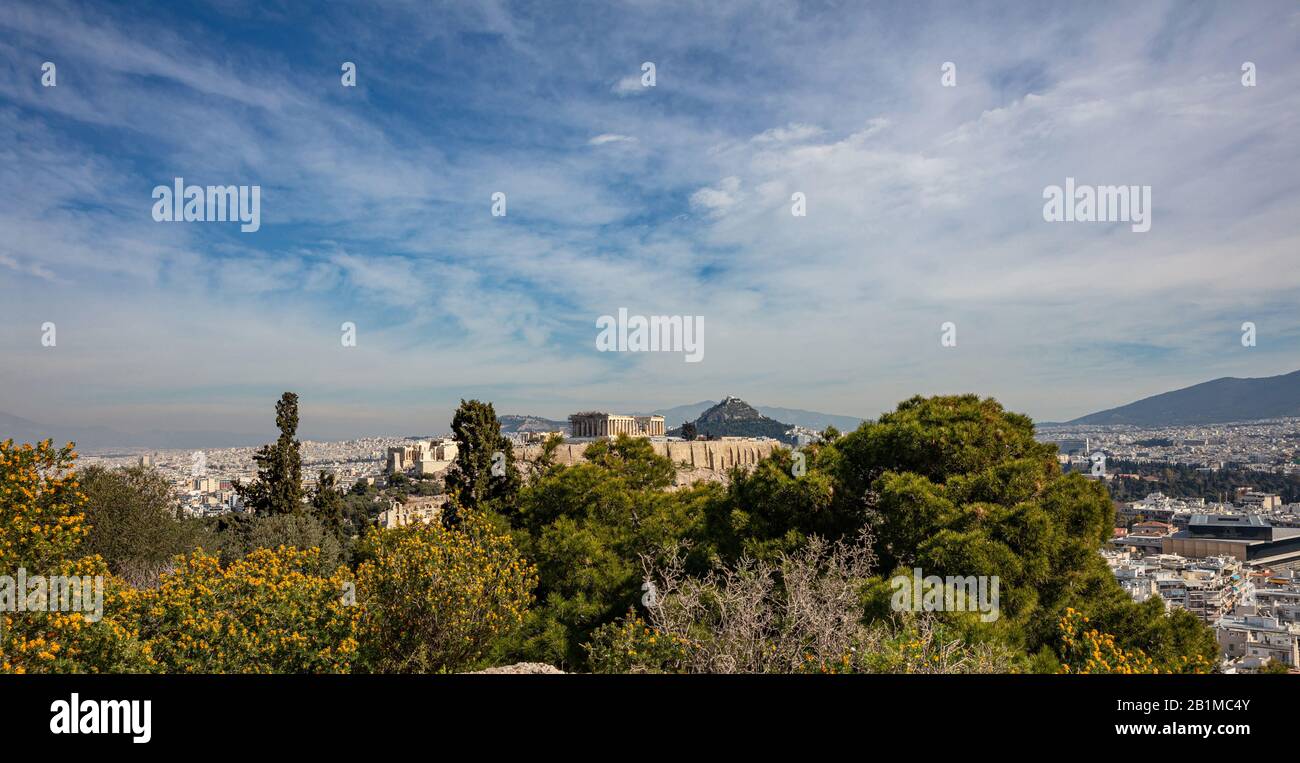 Athènes Acropole, Grèce. La vue panoramique de la Grèce antique reste vue depuis la colline de Philopappos. Paysage urbain d'Athènes, journée ensoleillée en hiver. Banque D'Images