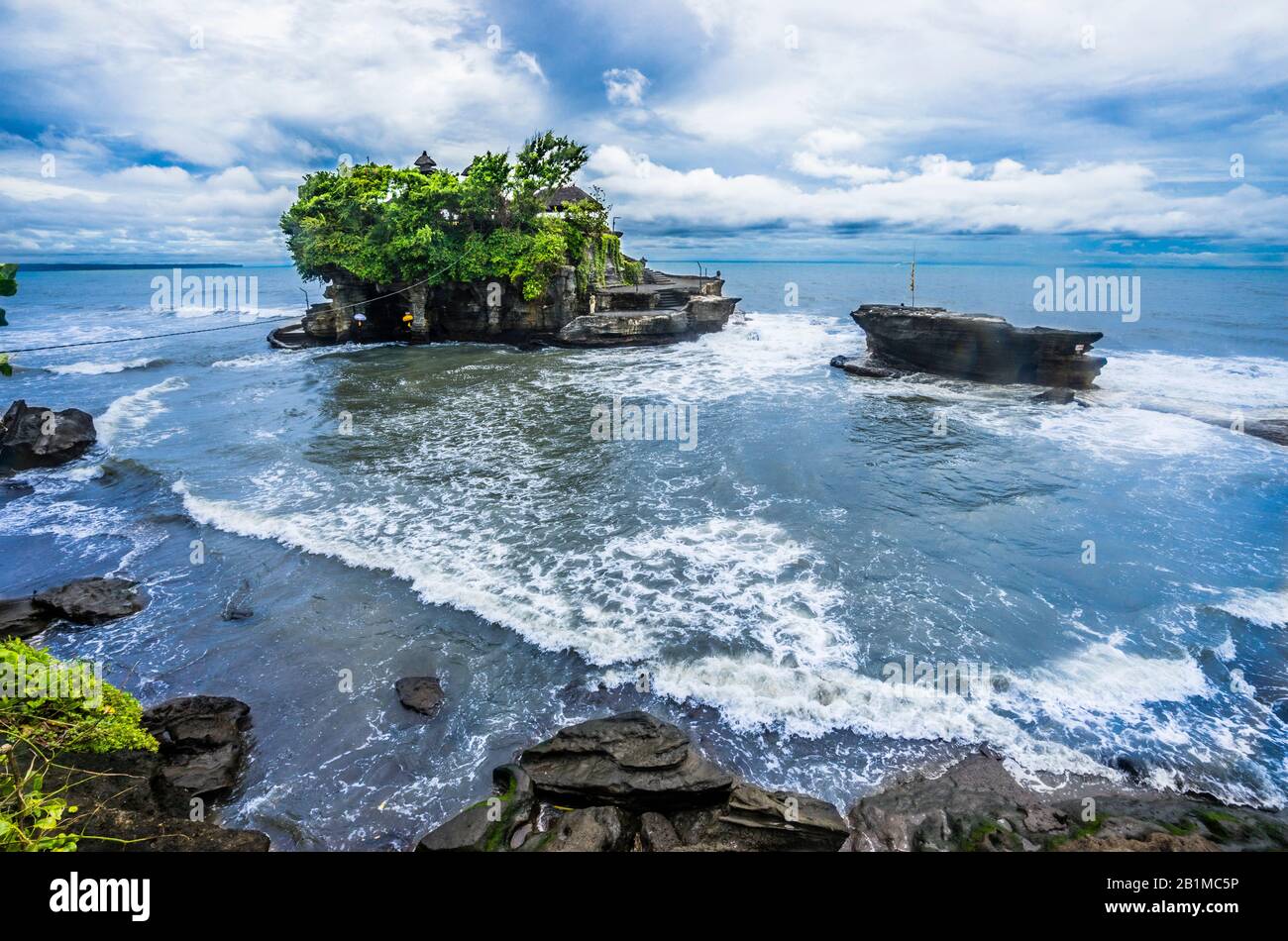 Vue sur Tanah Lot, une formation de roches au large de l'île indonésienne de Bali, qui abrite un ancien temple de pèlerinage hindou Pura Tanah Lot, Bali, Indonésie Banque D'Images