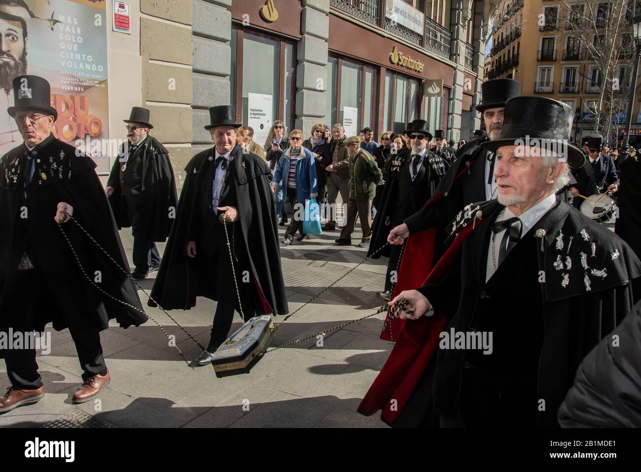 L'inhumation de la sardine qui a été célébrée dans les rues de la Latina à Madrid où le maire adjoint Begoña Villacis a assisté. Le Burial Banque D'Images