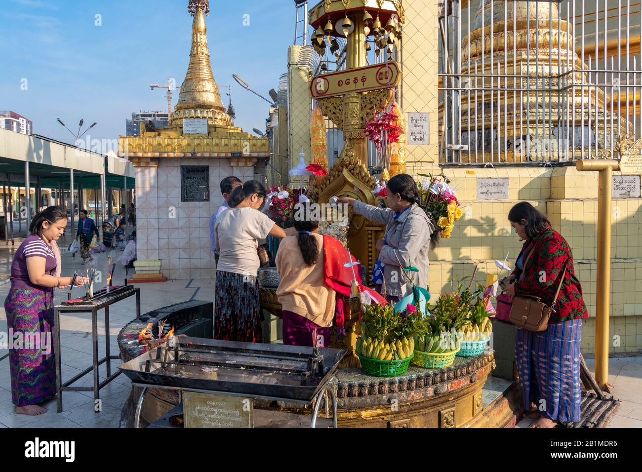 Adorateurs À La Pagode De Botataung, Yangon, Myanmar Banque D'Images