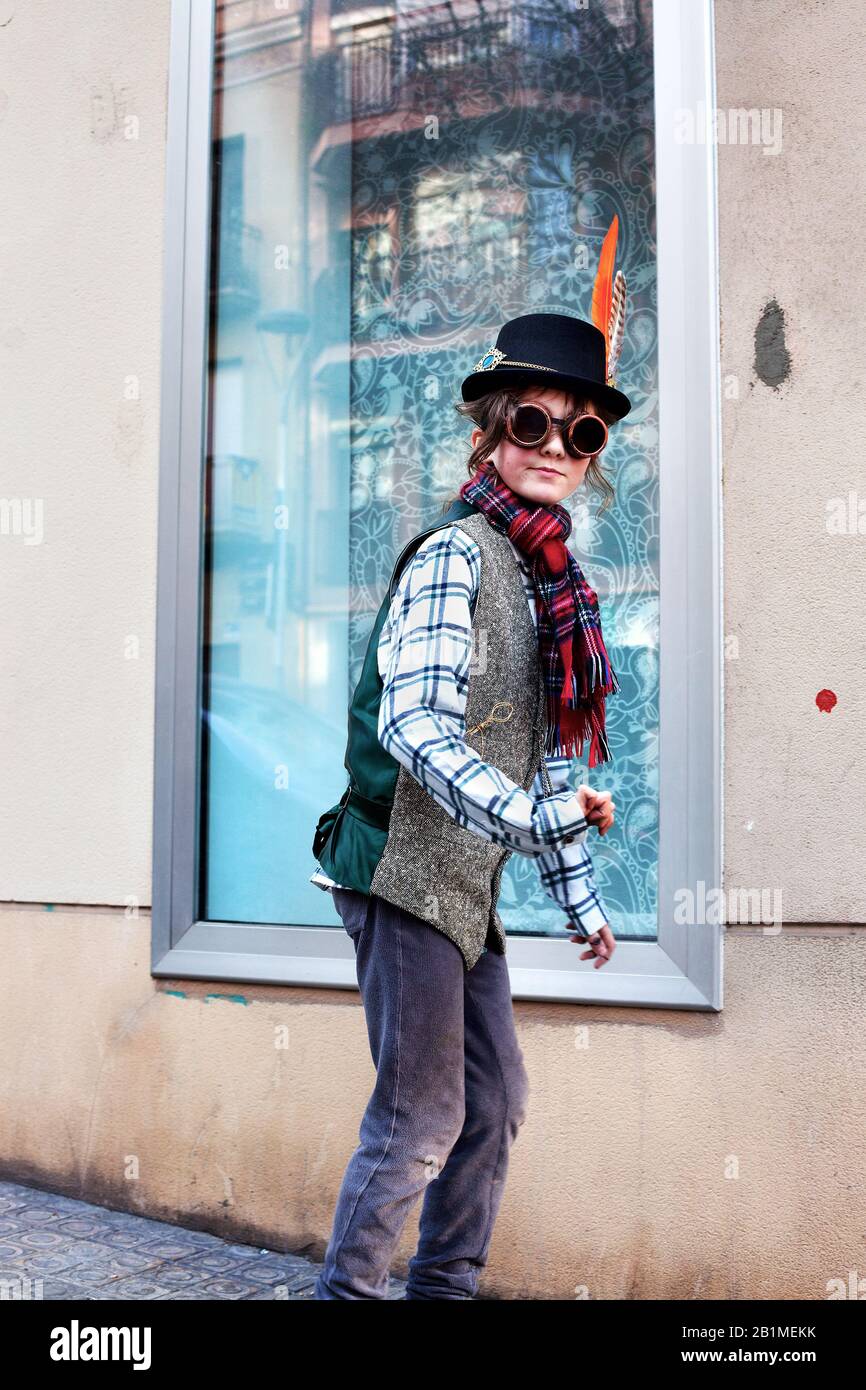 Garçon de 11 ans vêtu d'un Steampunk pour le carnaval. Banque D'Images