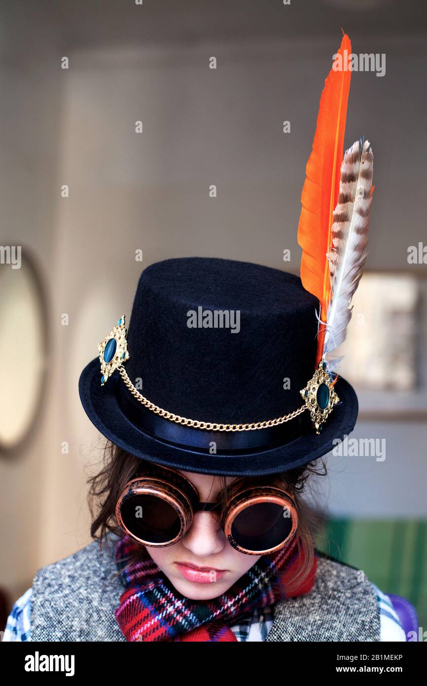 Garçon de 11 ans vêtu d'un Steampunk pour le carnaval. Banque D'Images