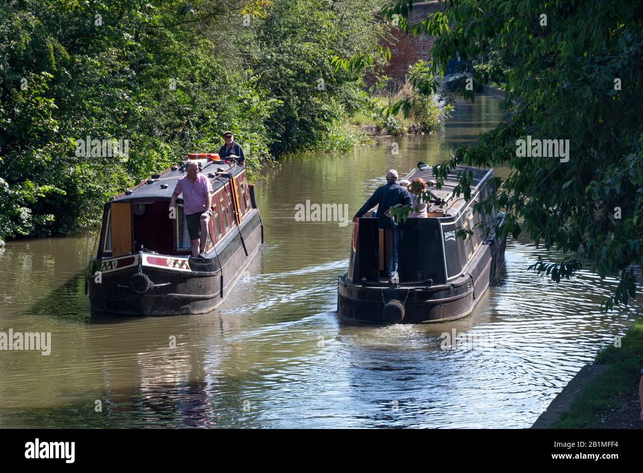 Des bateaux-canaux longeant le canal d'Oxford à Braunston, Northamptonshire, Angleterre Banque D'Images