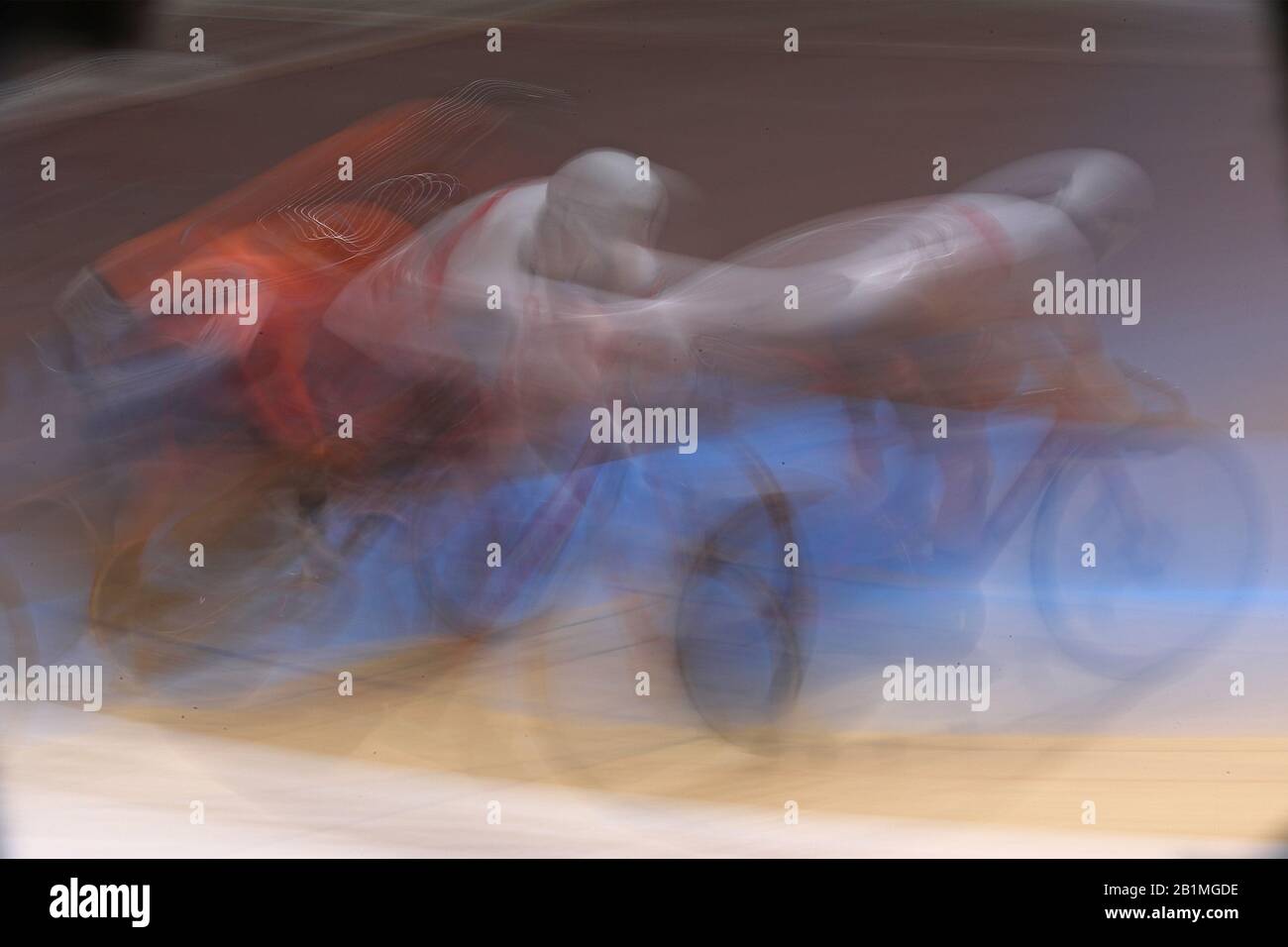 Une vitesse d'obturation lente d'une seconde, de Laura Kenny de Grande-Bretagne en compétition dans la finale de la grattage des femmes pendant les Championnats du monde UCI Cyclisme Track, à Veledrom, Berlin Allemagne. 26 Février 2020 (Photo De Mitchell Gunn/Espa-Images) Banque D'Images