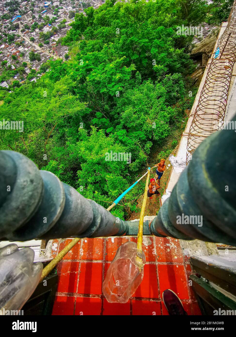 Carthagène, COLOMBIE - 12 NOVEMBRE 2019 : des enfants non identifiés ont fait la demande d'argent au Convento de la Popa, Carthagène, Colombie. Espagnol, fortification. Banque D'Images