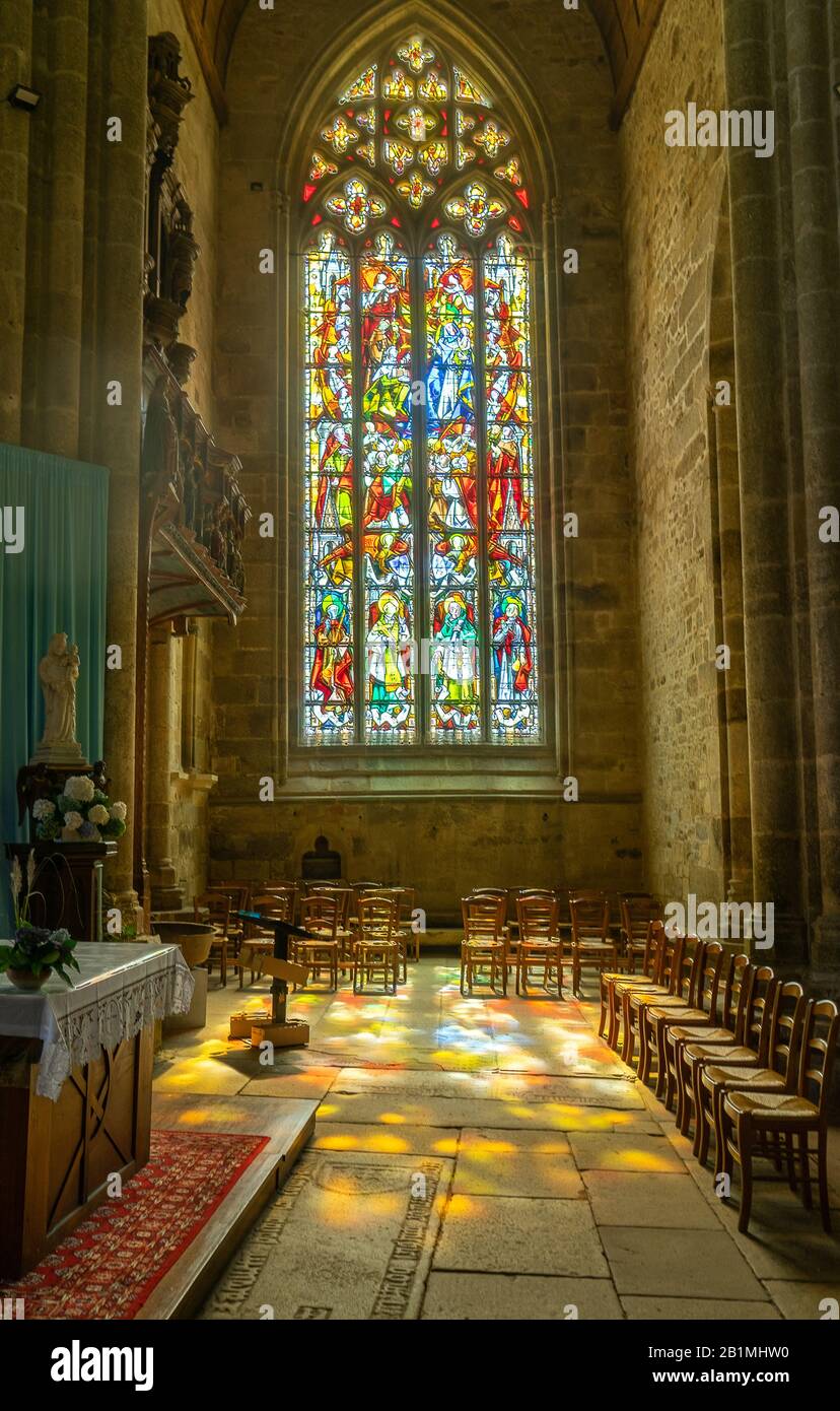 Fenêtre colorée dans l'église , prier et voyager en france Banque D'Images