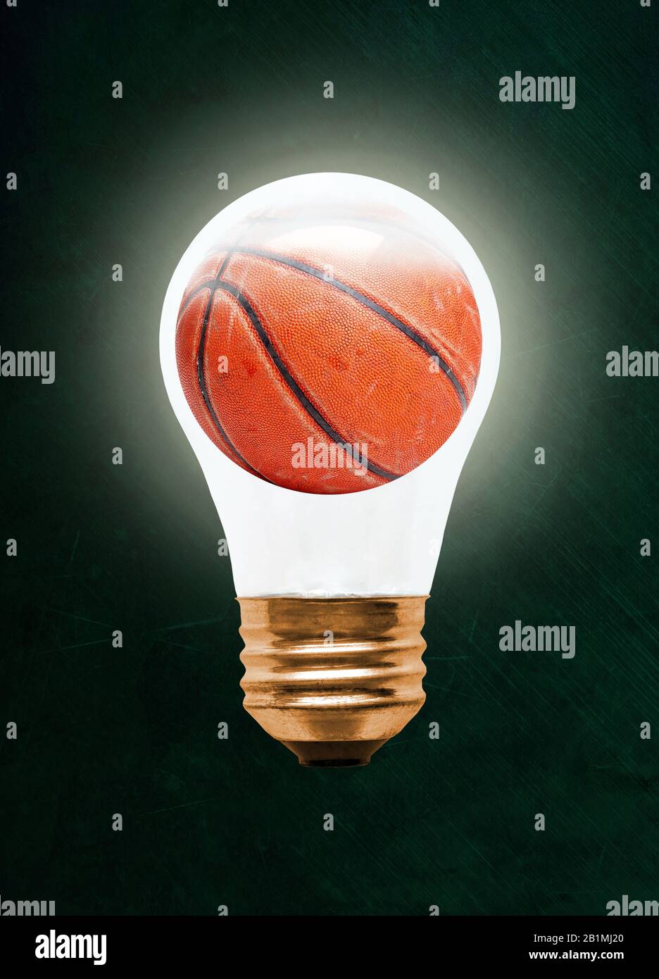 Basket-ball intérieur brillant ampoule contre tableau noir avec espace de copie. Banque D'Images
