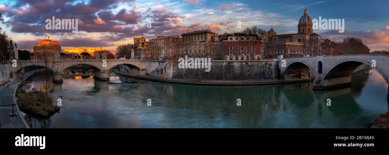 Panorama du Tibre et du Castel Sant'Angelo avec une belle lumière de l'après-midi. Rome, Italie Banque D'Images