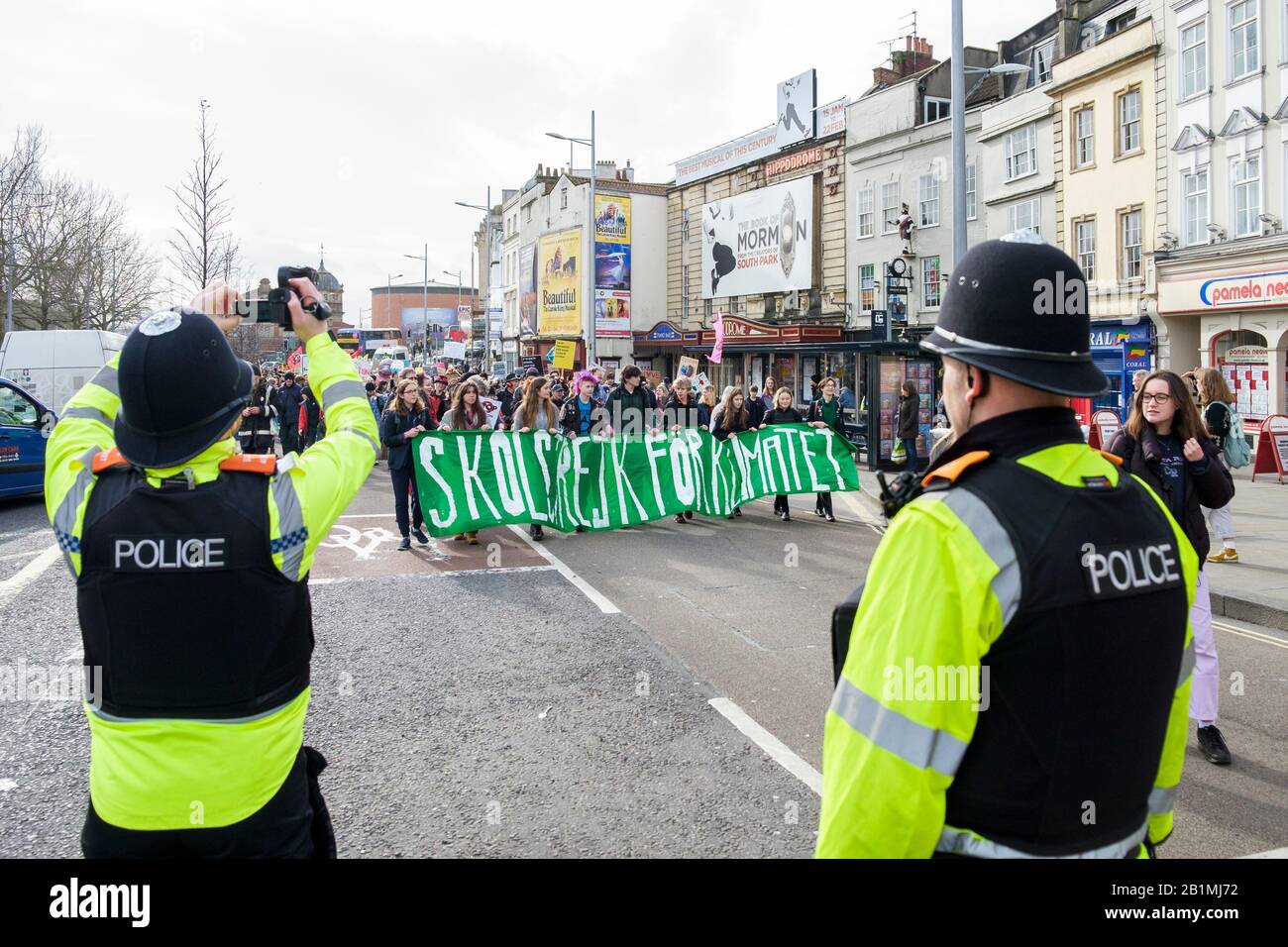 Les étudiants de l'université de Bristol et les enfants de l'école sont représentés en prenant part à une manifestation de la jeunesse 4 sur le changement climatique mars à Bristol 14-02-20 Banque D'Images