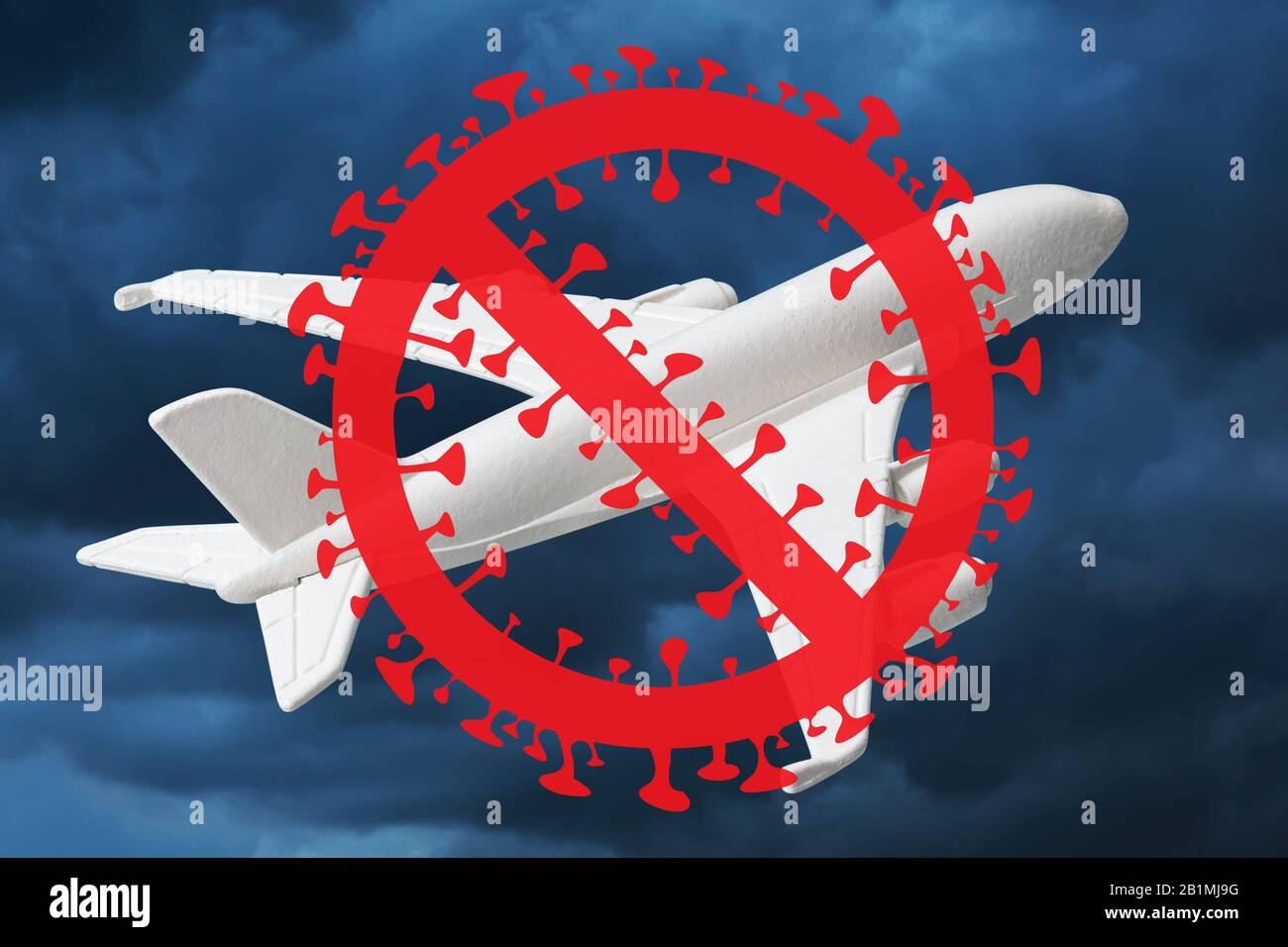 Avion et signe sur fond de ciel. Le concept d'interdiction des vols en relation avec l'éclosion du nouveau virus COVID-19 Banque D'Images