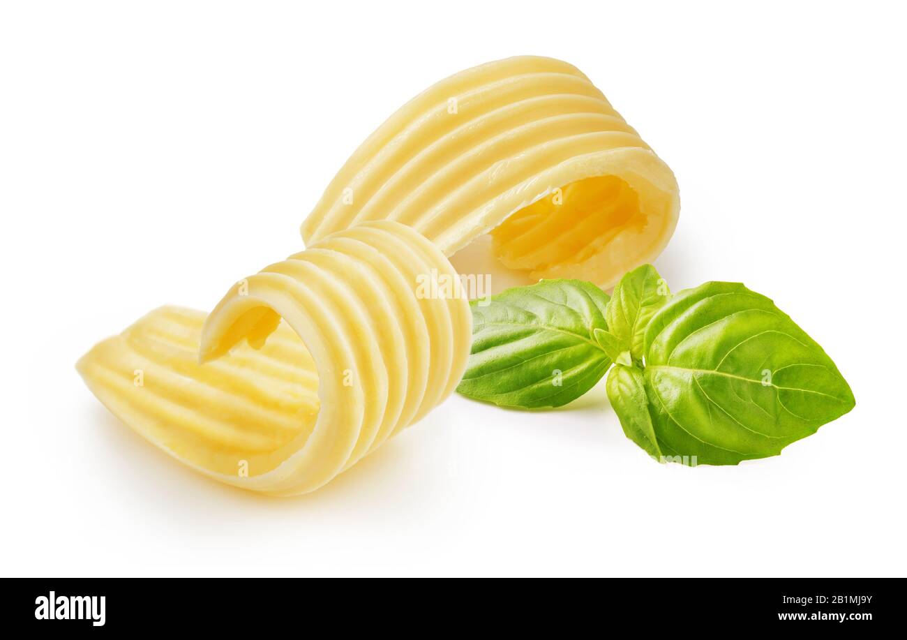 Boucles de beurre ou petits pains avec feuilles de basilic isolées sur fond blanc Banque D'Images