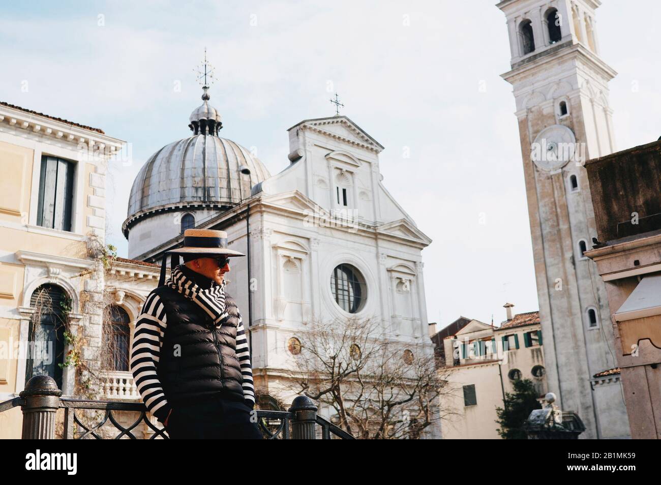 Venise, Italie - 9 février - 2018: Un gondolier attentif attend les touristes sur le pont Banque D'Images