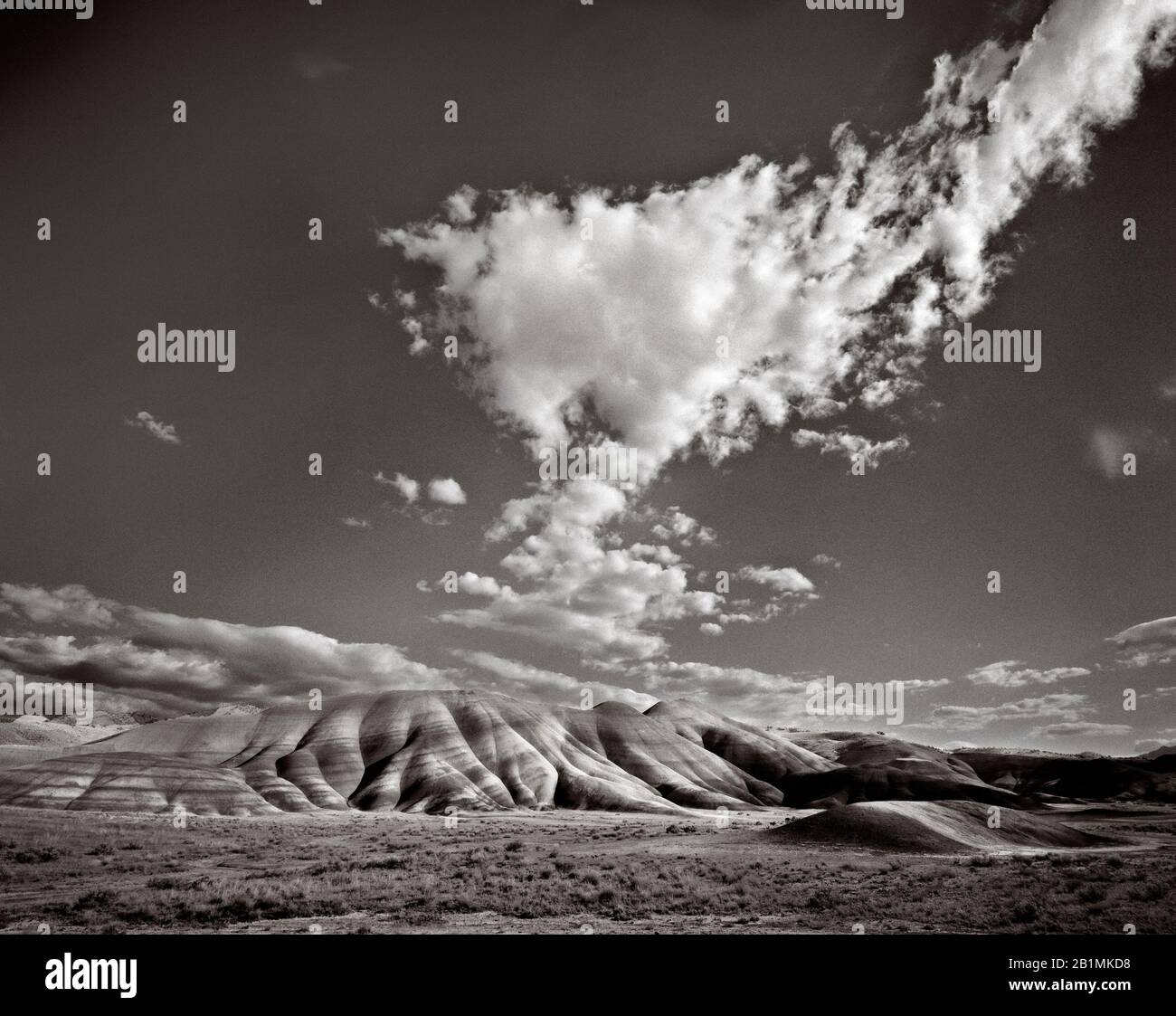BW02191-00...OREGON - Cloud au-dessus de l'unité Des collines Peintes du monument national des lits de fossiles de John Day. Film Ilford HP 5 plus 4 x 5. Banque D'Images