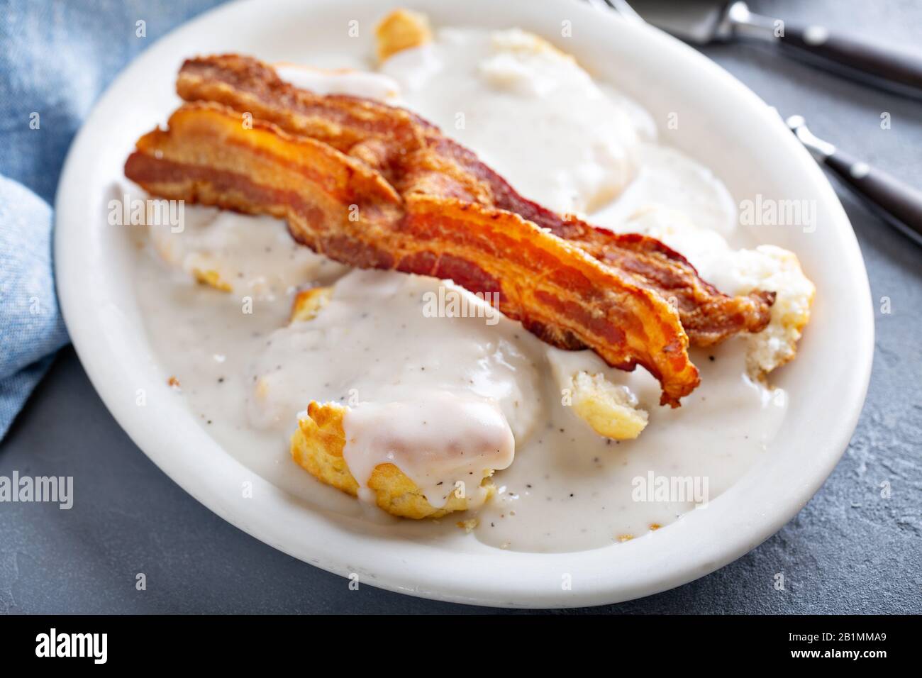 Petits gâteaux et sauce avec bacon pour le petit déjeuner Banque D'Images