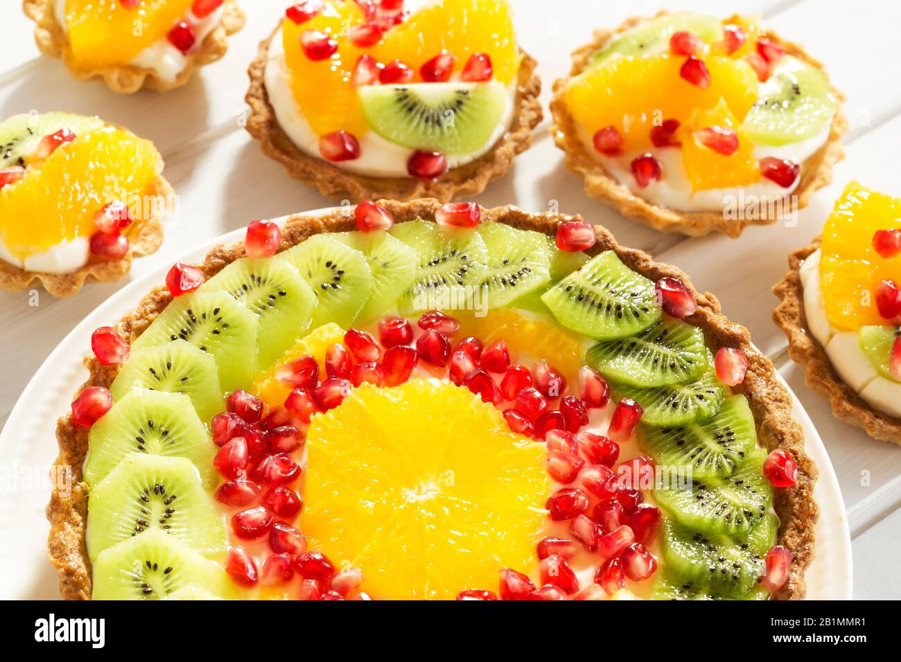 Tartelettes aux fruits on white background Banque D'Images