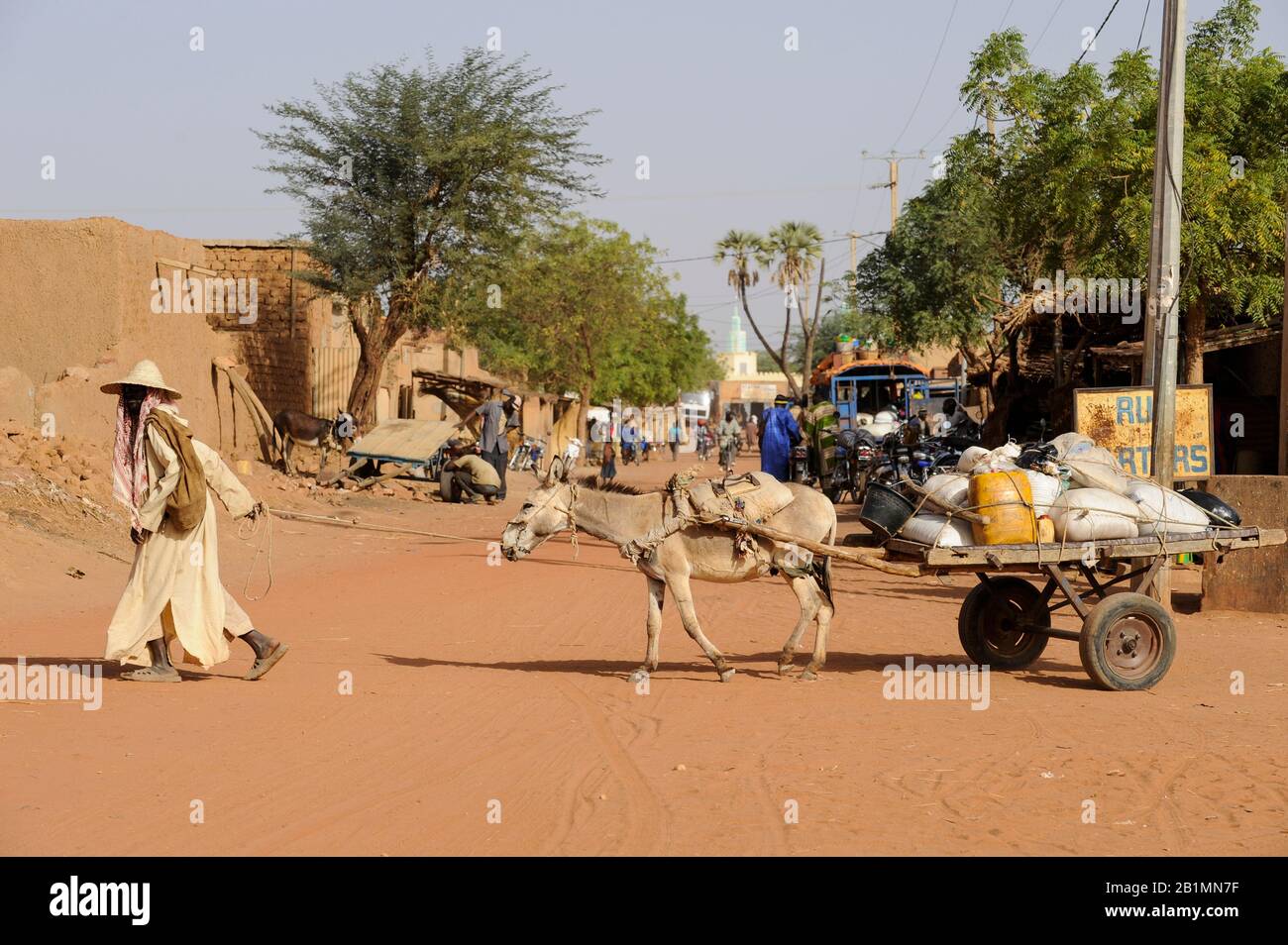 Mali, Dogonland Bandigara , rue avec maisons en argile, homme avec chariot âne Banque D'Images