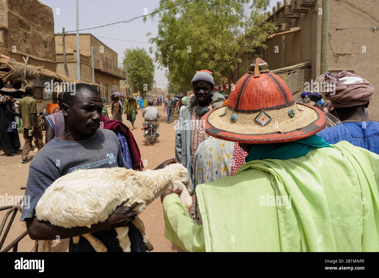 Mali, Djenne, jour du marché, Fulani ou Peulh homme avec le chapeau traditionnel Tengaade /Markttag, Fulbe oder Fulani Mann mit Hut Banque D'Images